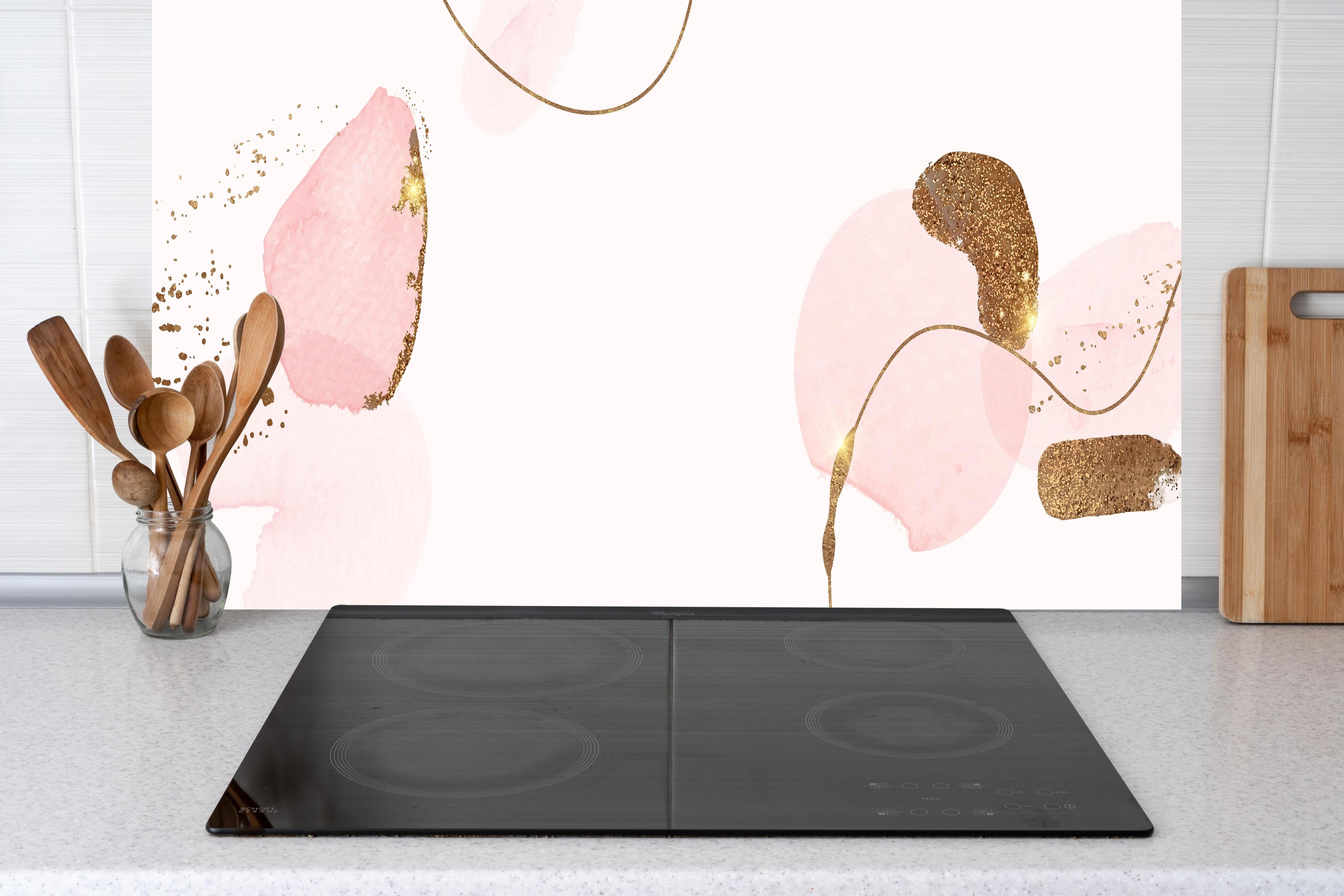 Küche - Elegante Rosa und Gold Muster Design hinter weißen Hochglanz-Küchenregalen und schwarzem Wasserhahn