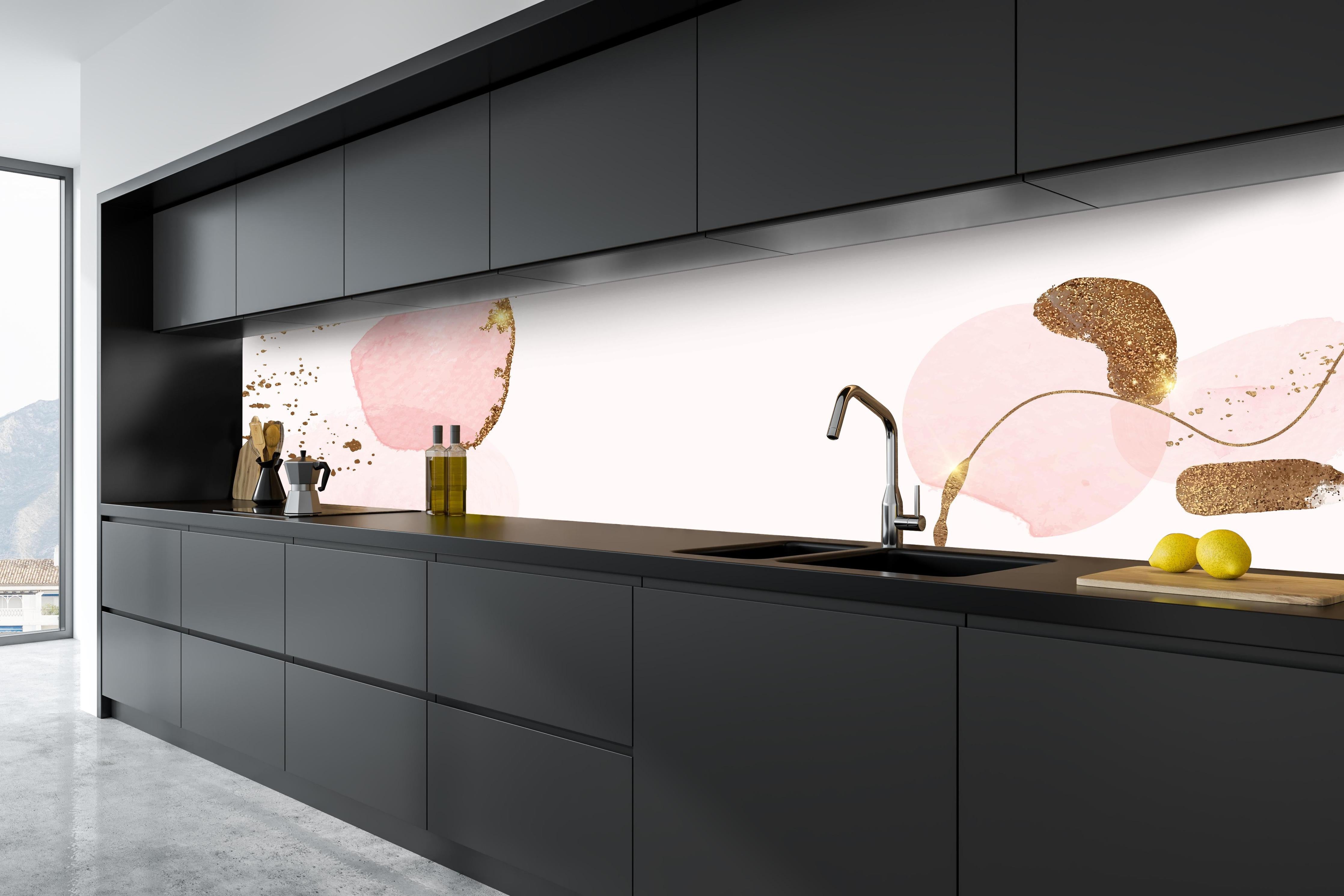 Küche - Elegante Rosa und Gold Muster Design hinter weißen Hochglanz-Küchenregalen und schwarzem Wasserhahn