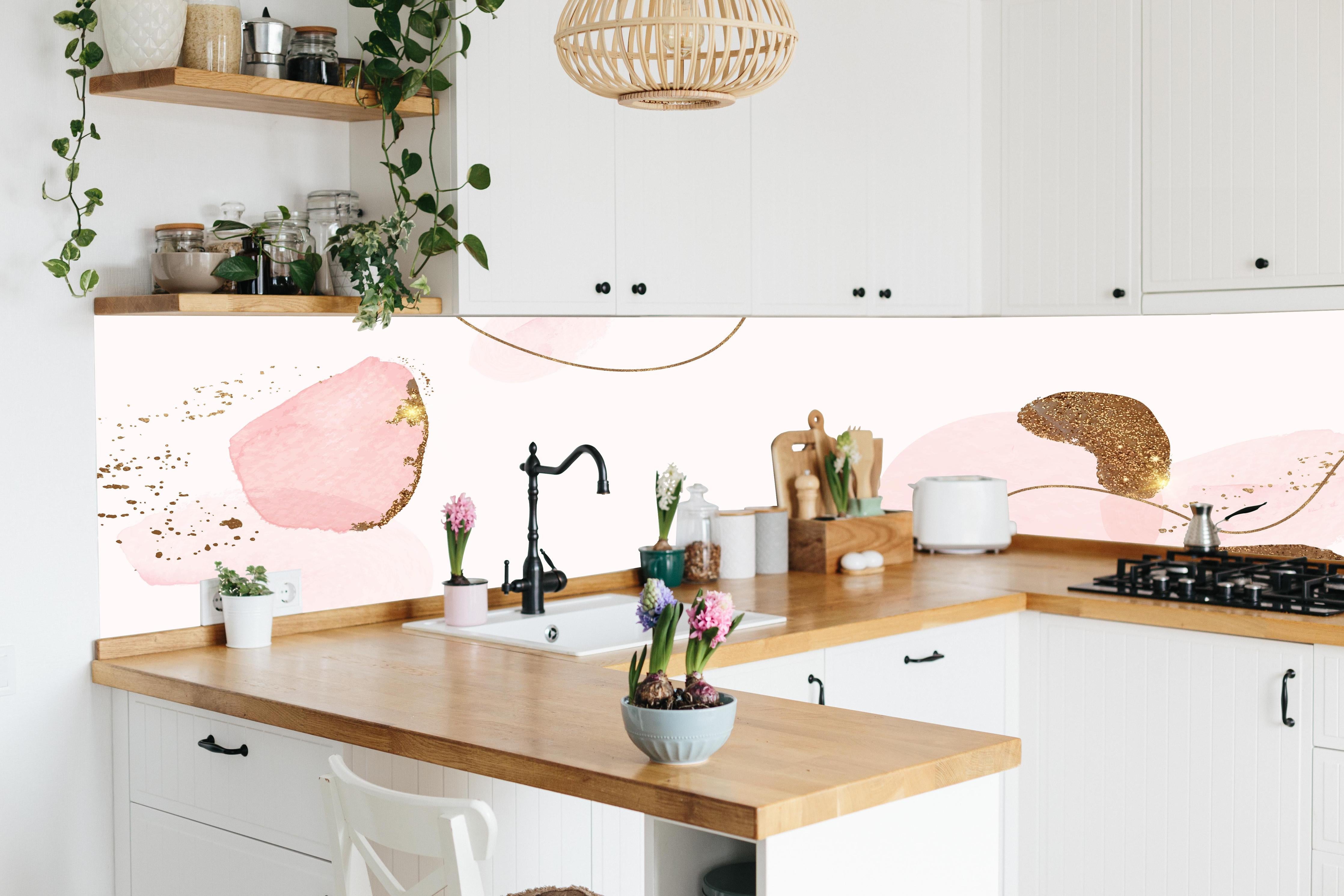 Küche - Elegante Rosa und Gold Muster Design hinter weißen Hochglanz-Küchenregalen und schwarzem Wasserhahn