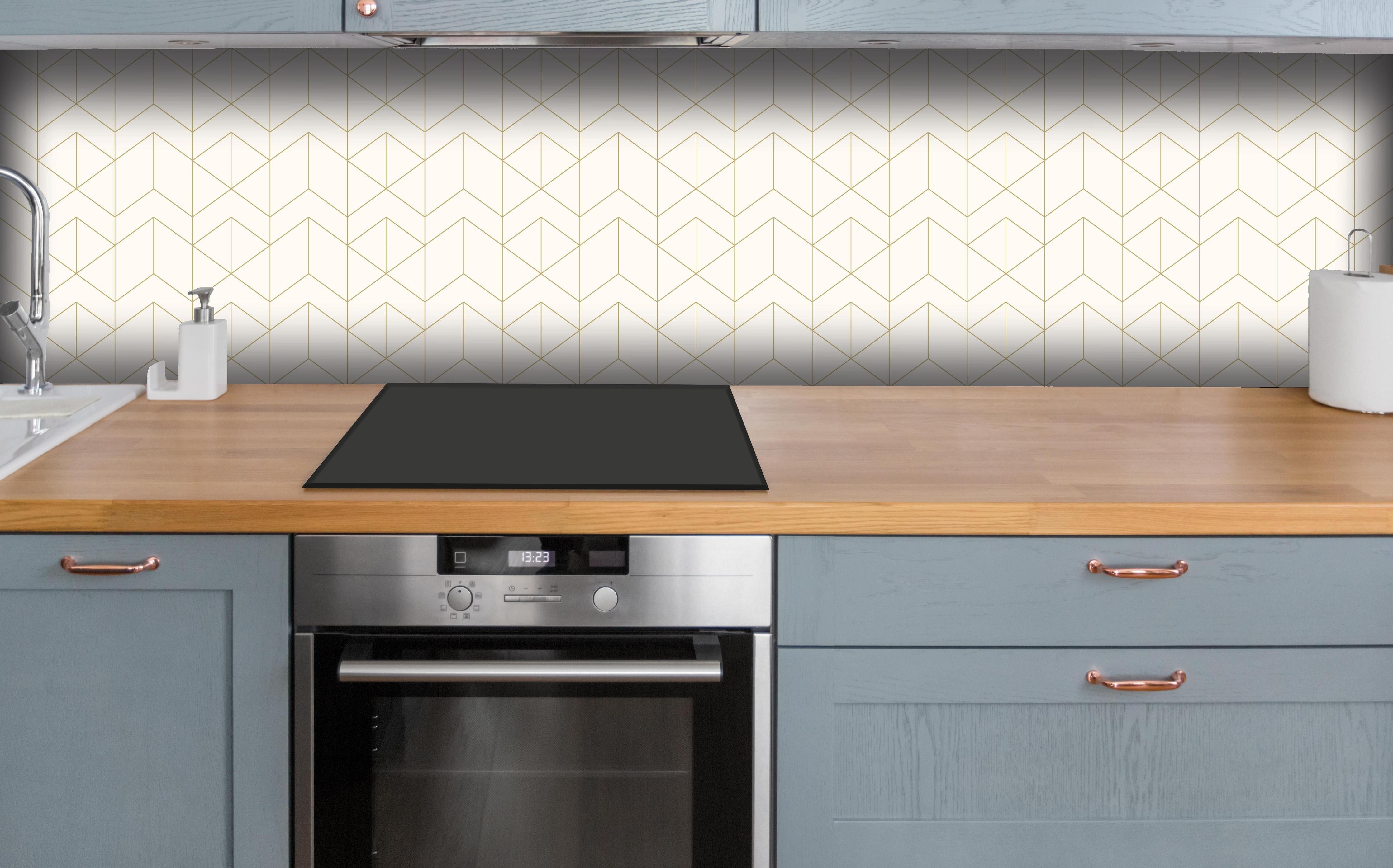 Küche - Elegante Tapete mit Weiß-Gold Muster hinter weißen Hochglanz-Küchenregalen und schwarzem Wasserhahn