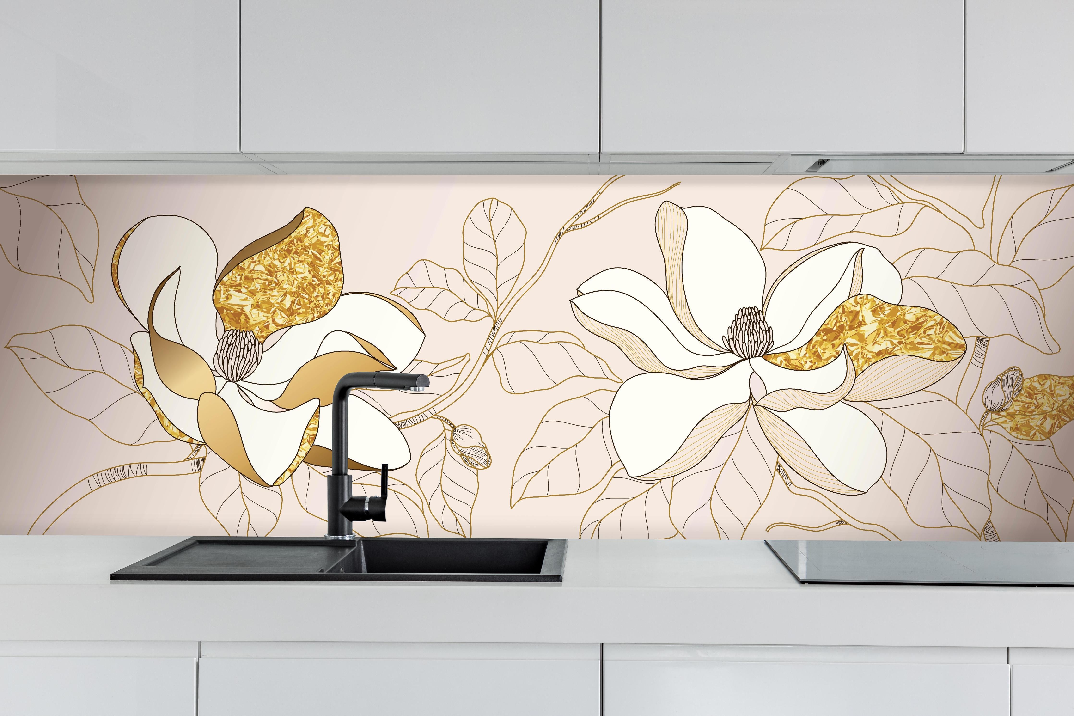 Küche - Elegante Weiß-Gold-Blumen Illustration hinter weißen Hochglanz-Küchenregalen und schwarzem Wasserhahn