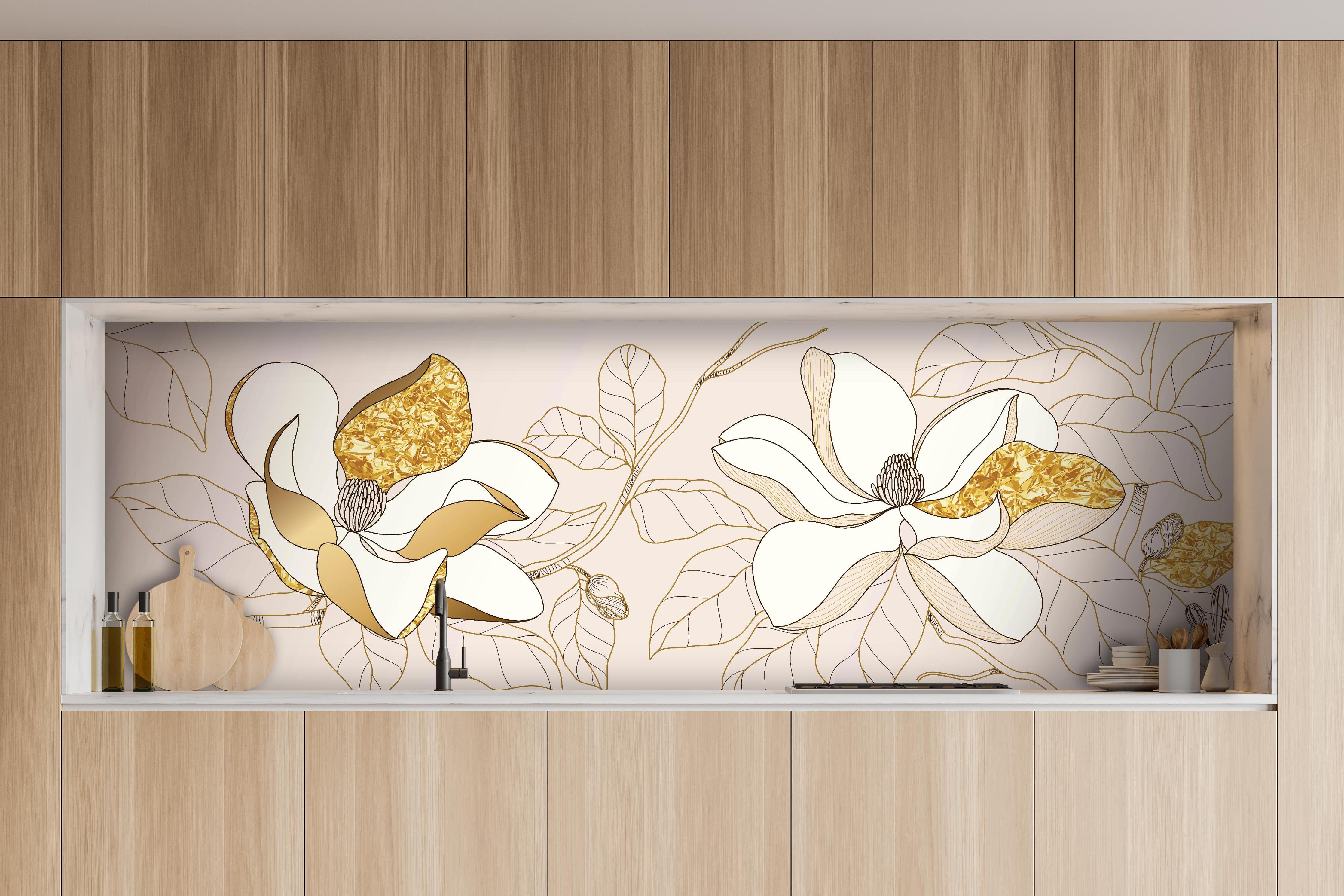 Küche - Elegante Weiß-Gold-Blumen Illustration hinter weißen Hochglanz-Küchenregalen und schwarzem Wasserhahn