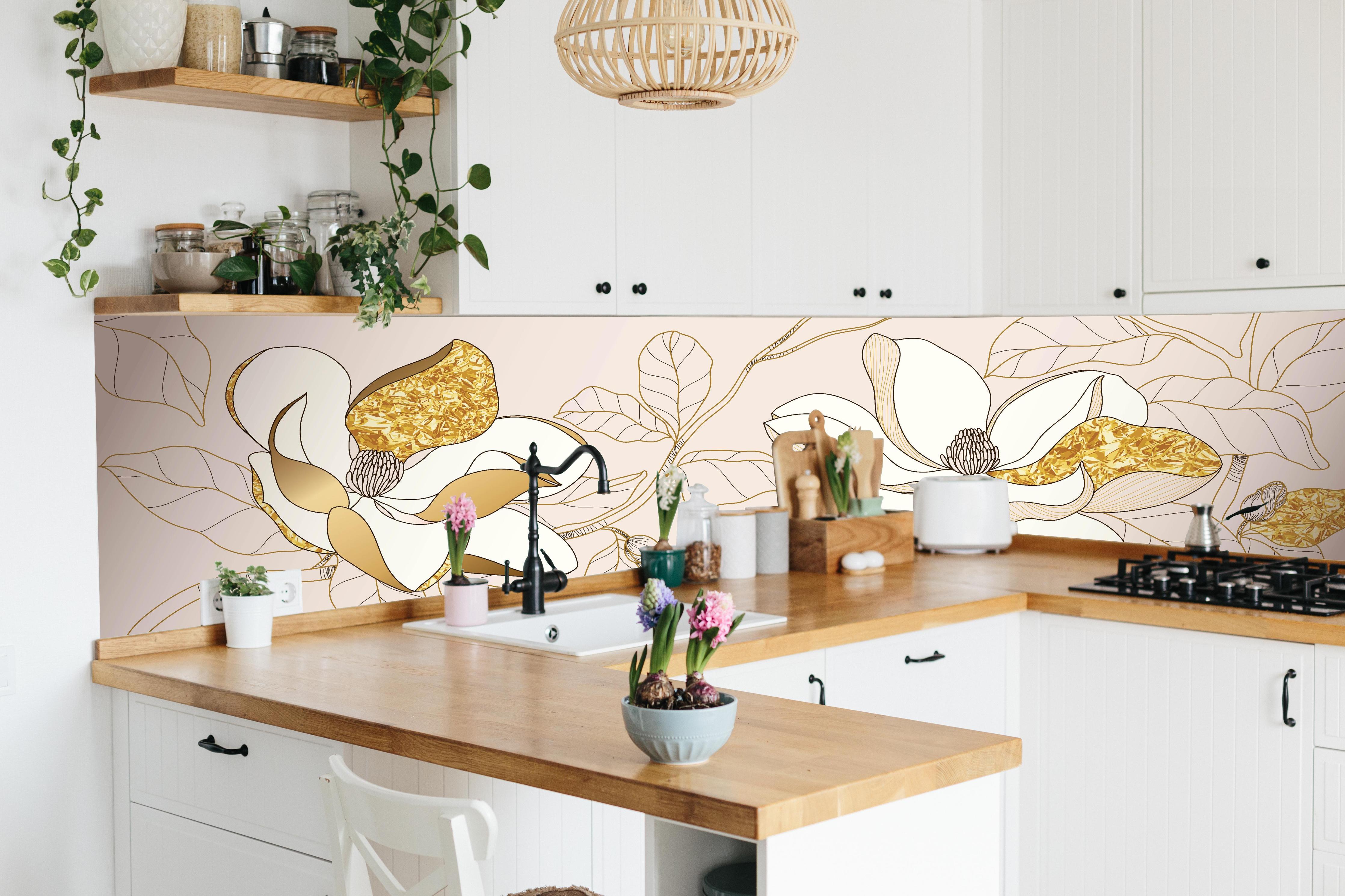 Küche - Elegante Weiß-Gold-Blumen Illustration hinter weißen Hochglanz-Küchenregalen und schwarzem Wasserhahn