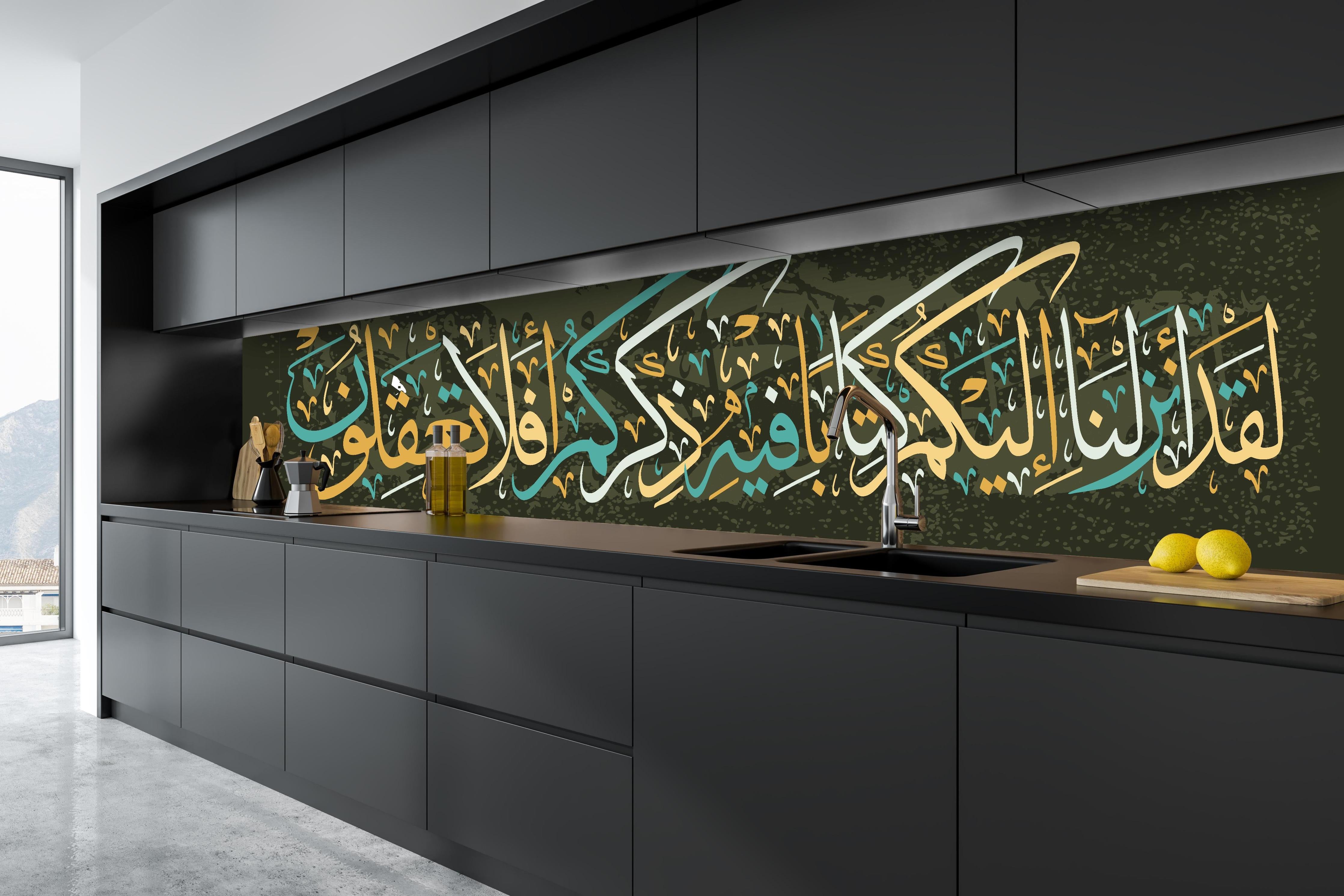 Küche - Elegante Weiß-Goldene Arabische Schriftkunst hinter weißen Hochglanz-Küchenregalen und schwarzem Wasserhahn