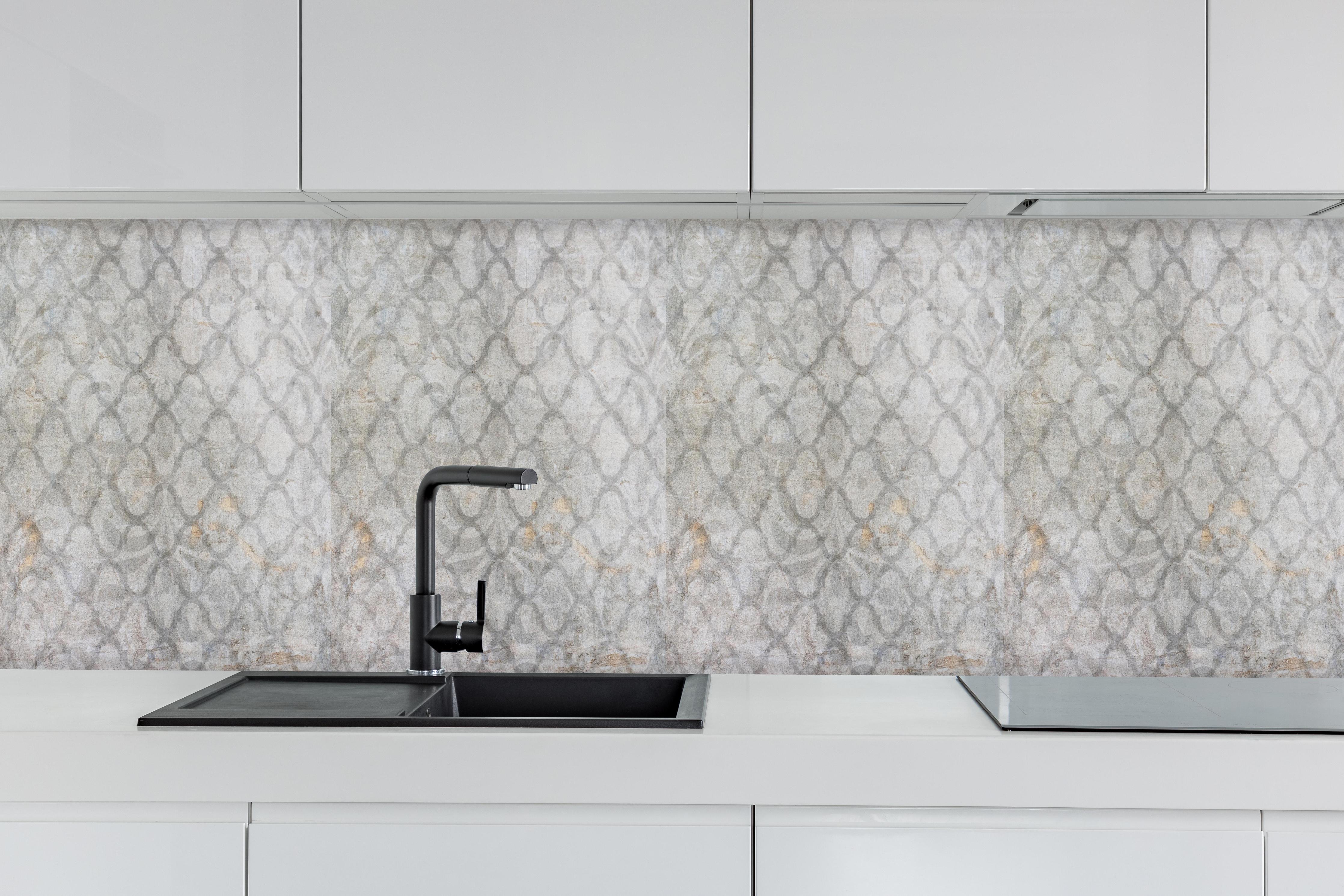 Küche - Elegante Weiß-Graue Arabesque Damask-Tapete hinter weißen Hochglanz-Küchenregalen und schwarzem Wasserhahn