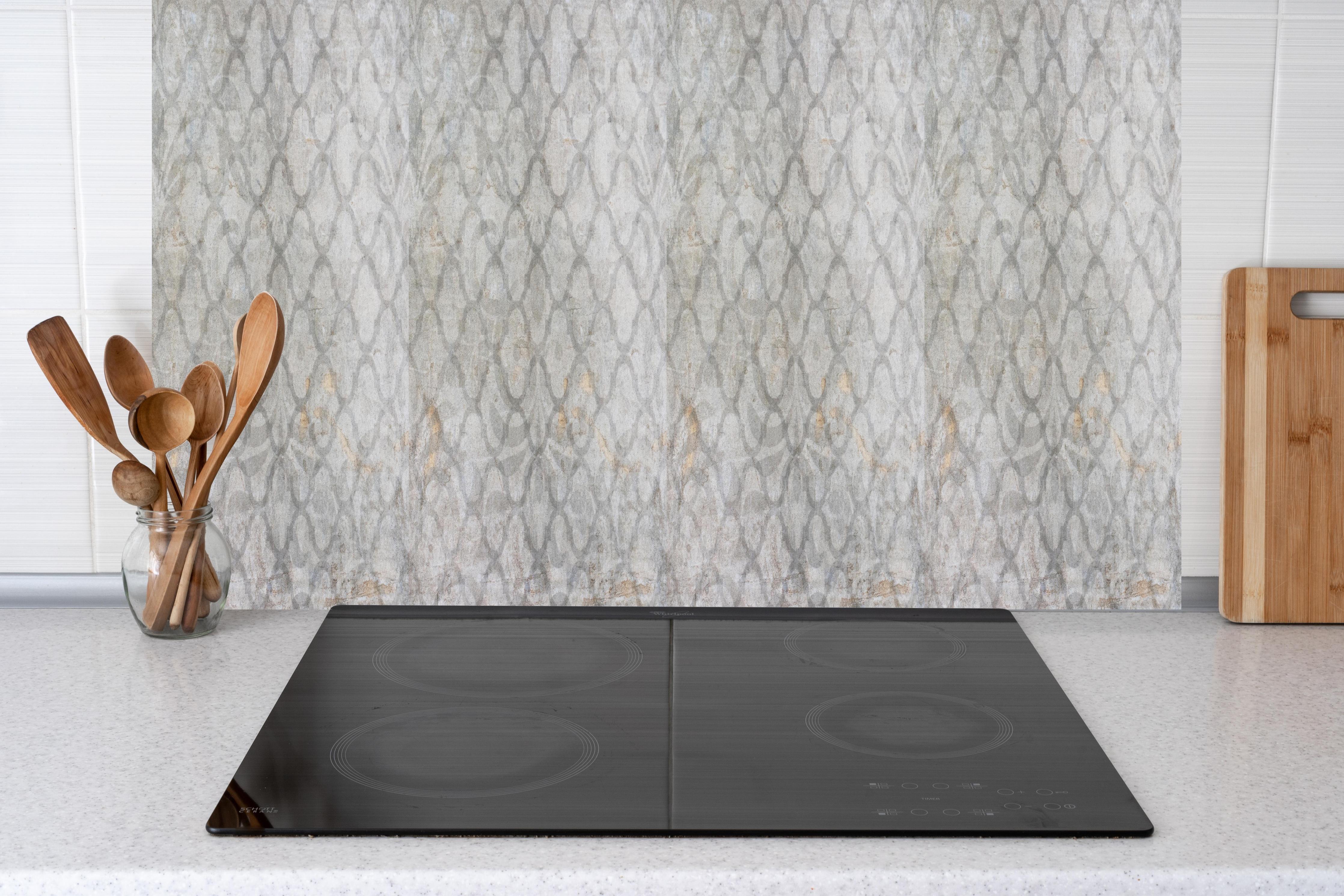 Küche - Elegante Weiß-Graue Arabesque Damask-Tapete hinter weißen Hochglanz-Küchenregalen und schwarzem Wasserhahn