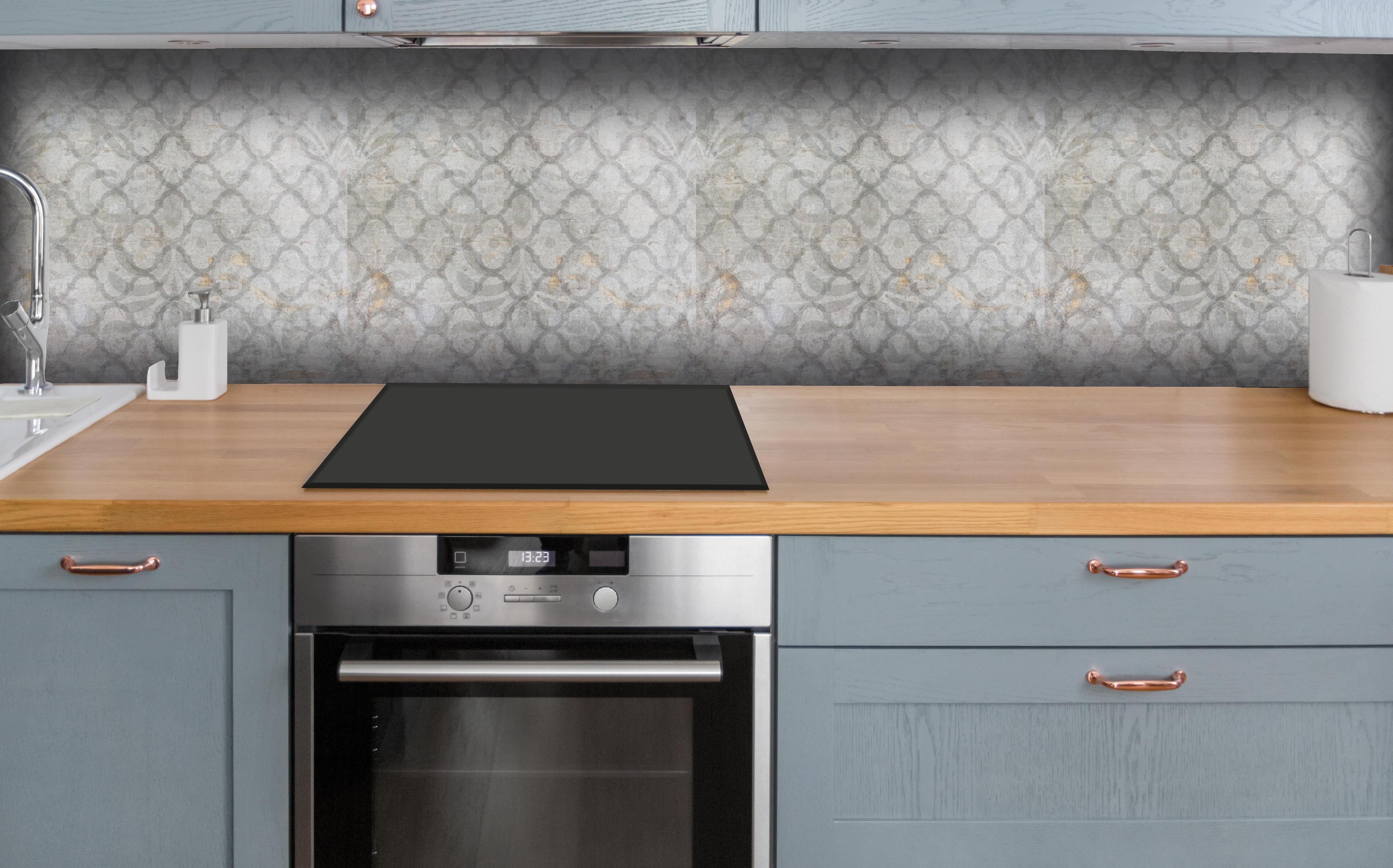 Küche - Elegante Weiß-Graue Arabesque Damask-Tapete hinter weißen Hochglanz-Küchenregalen und schwarzem Wasserhahn