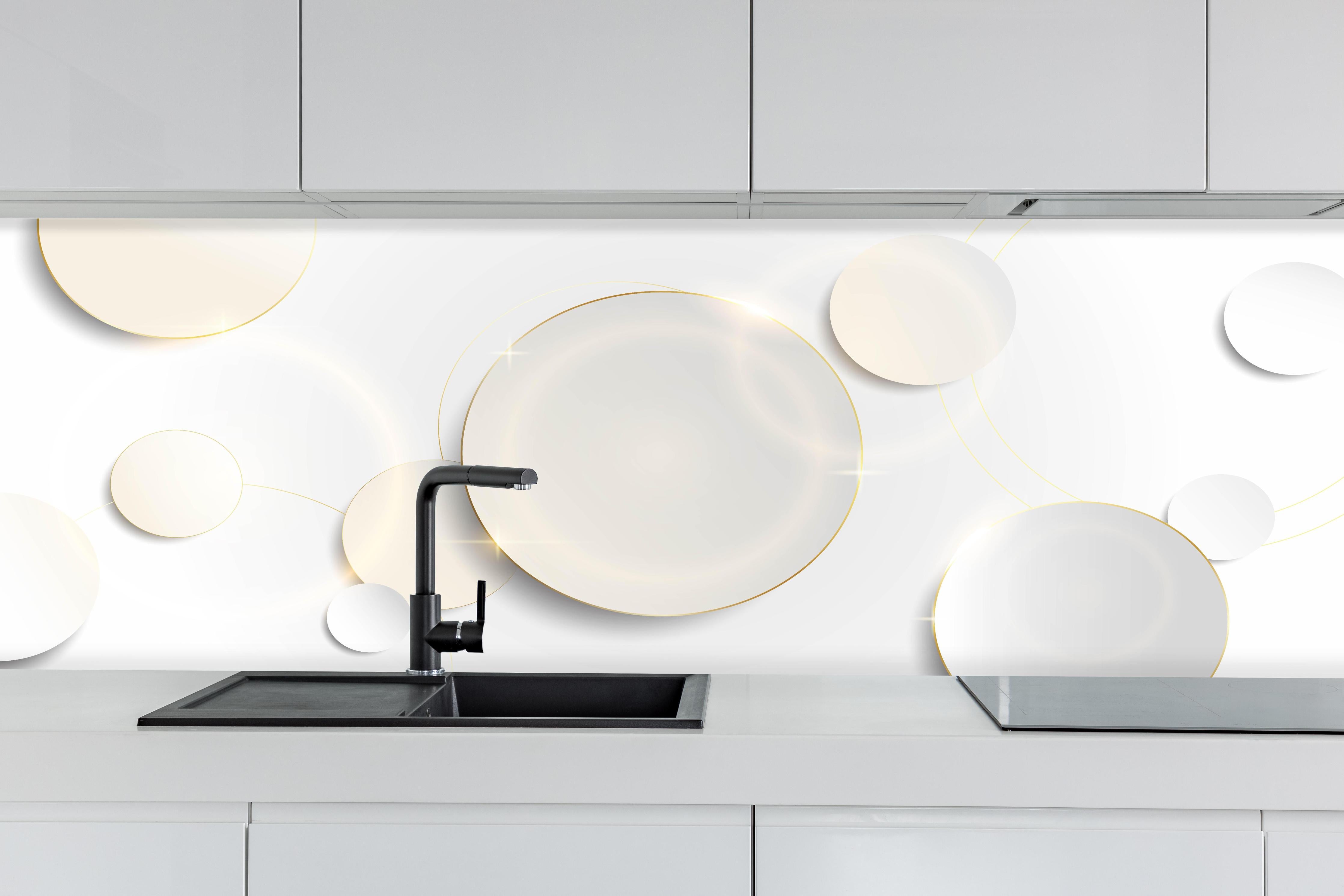 Küche - Elegante Weiße und Goldene Dekorative Elemente hinter weißen Hochglanz-Küchenregalen und schwarzem Wasserhahn