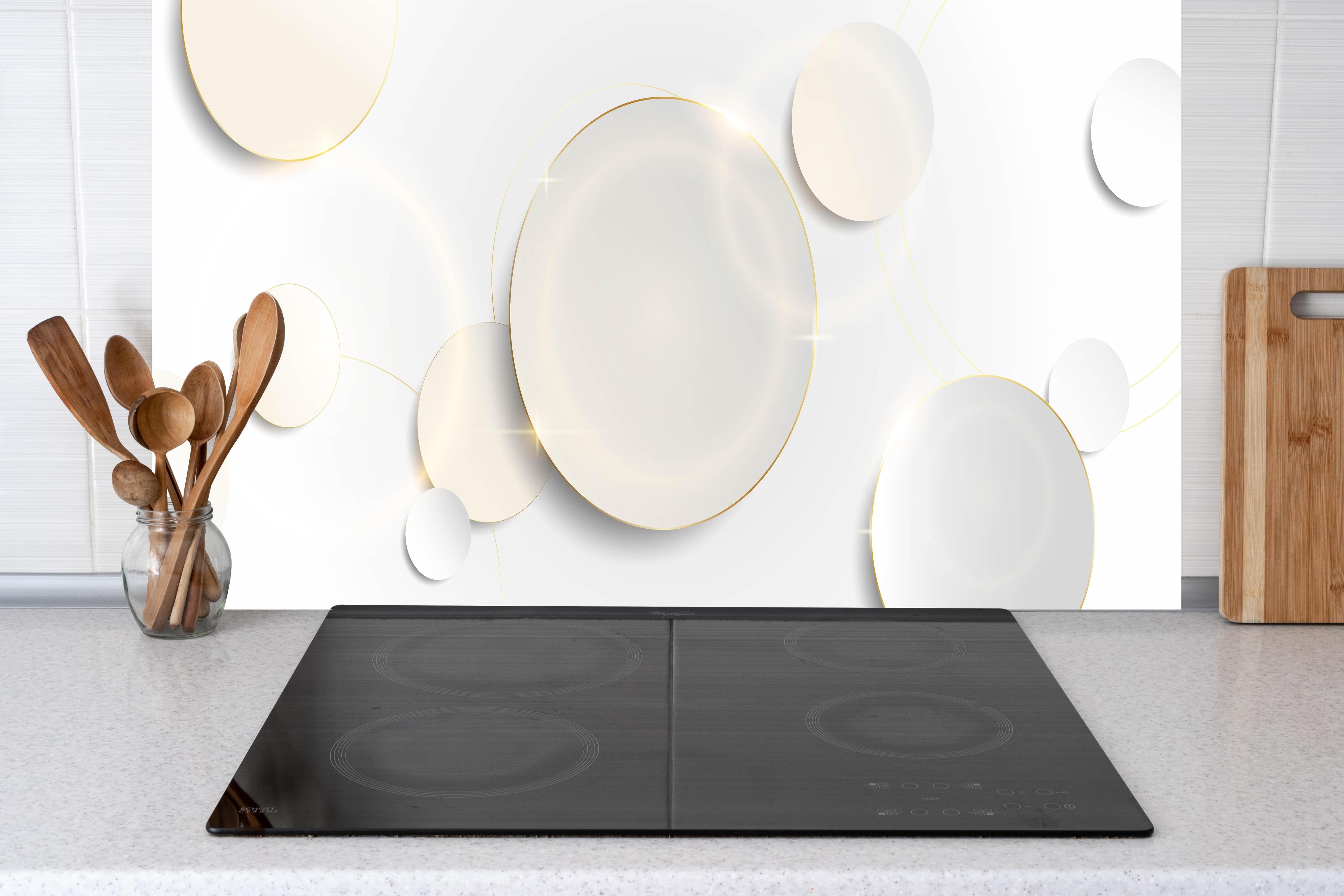 Küche - Elegante Weiße und Goldene Dekorative Elemente hinter weißen Hochglanz-Küchenregalen und schwarzem Wasserhahn