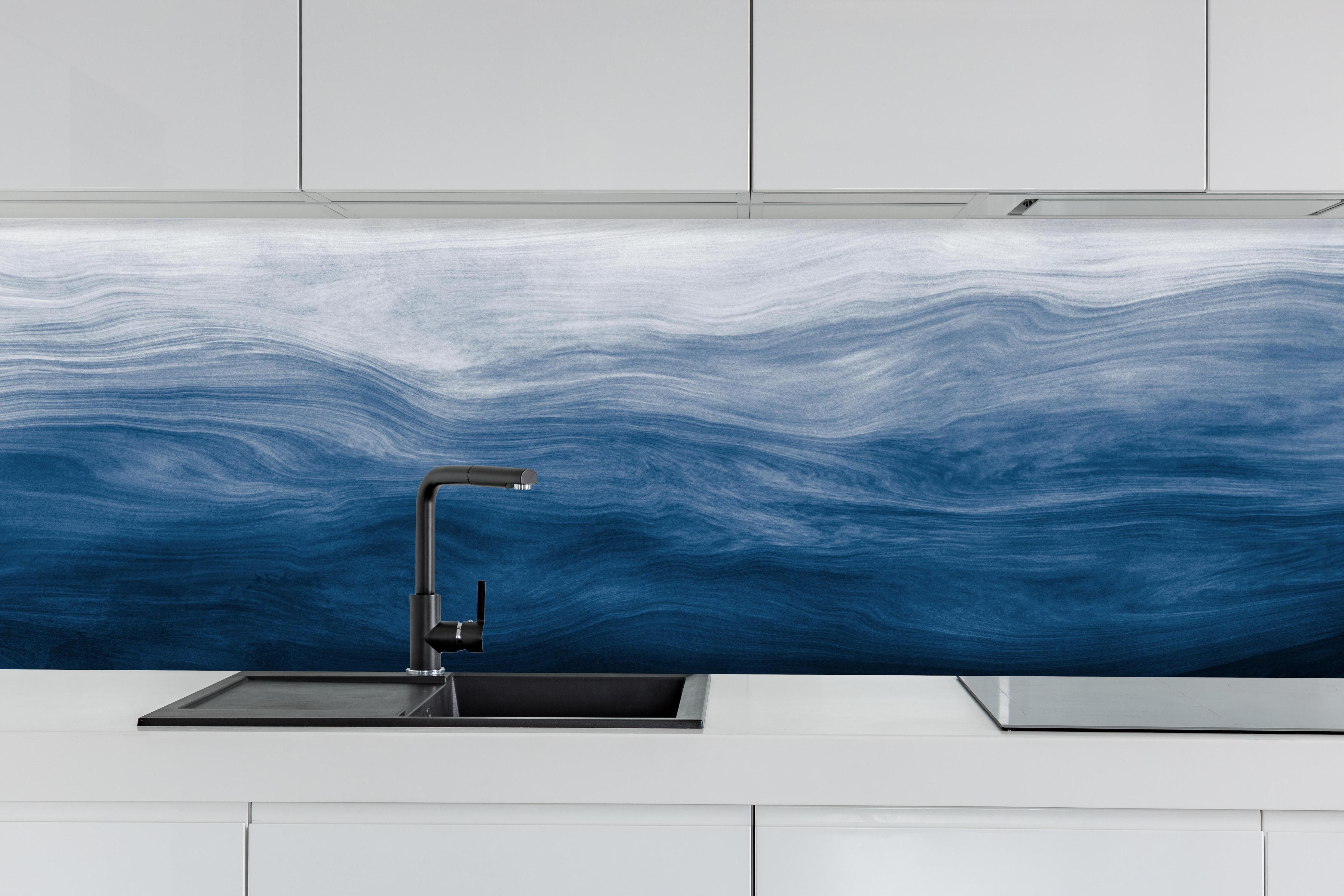 Küche - Elegante abstrakte Wellenstruktur in verschiedenen Blautönen mit Farbverlauf hinter weißen Hochglanz-Küchenregalen und schwarzem Wasserhahn