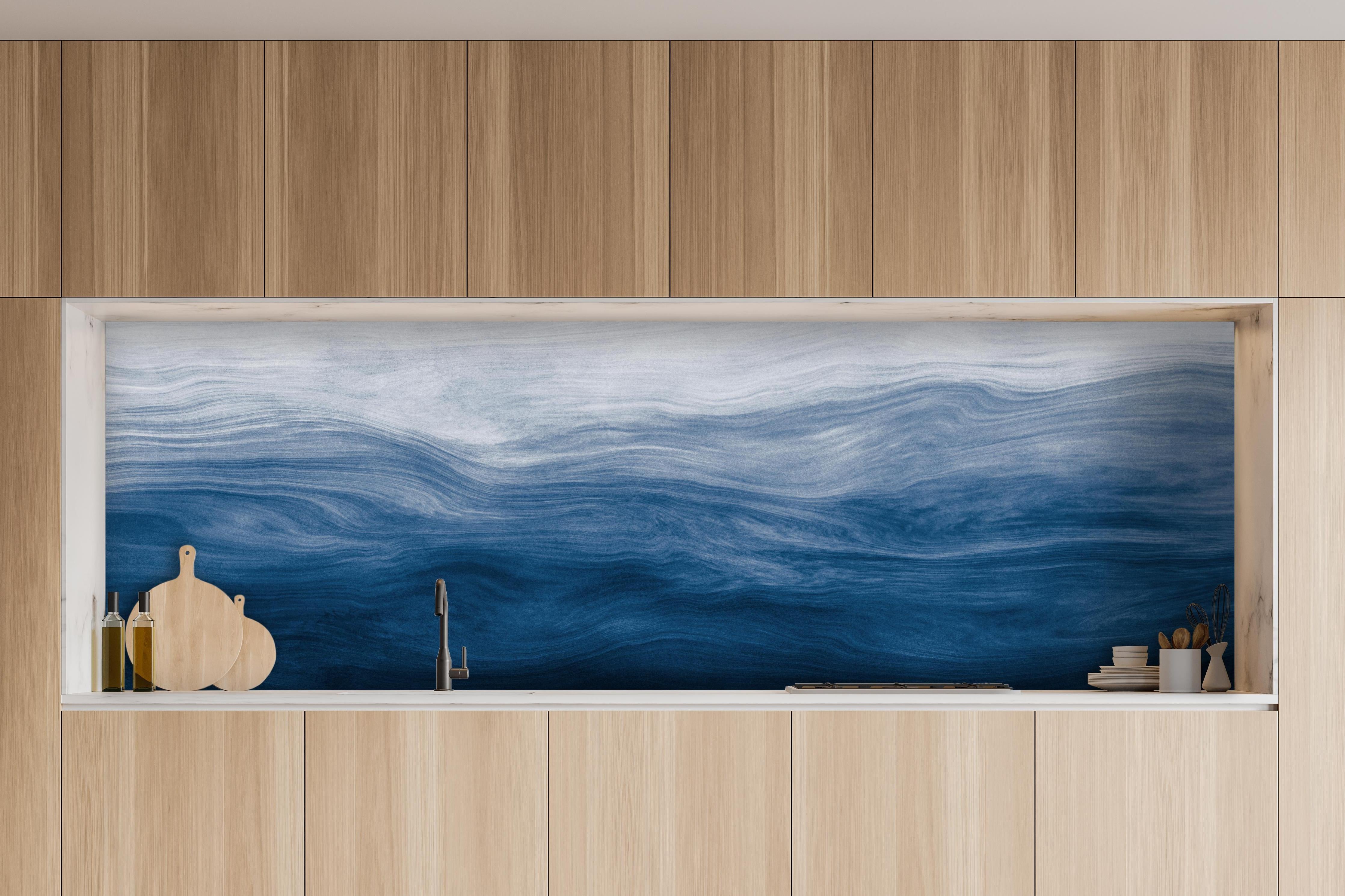 Küche - Elegante abstrakte Wellenstruktur in verschiedenen Blautönen mit Farbverlauf hinter weißen Hochglanz-Küchenregalen und schwarzem Wasserhahn