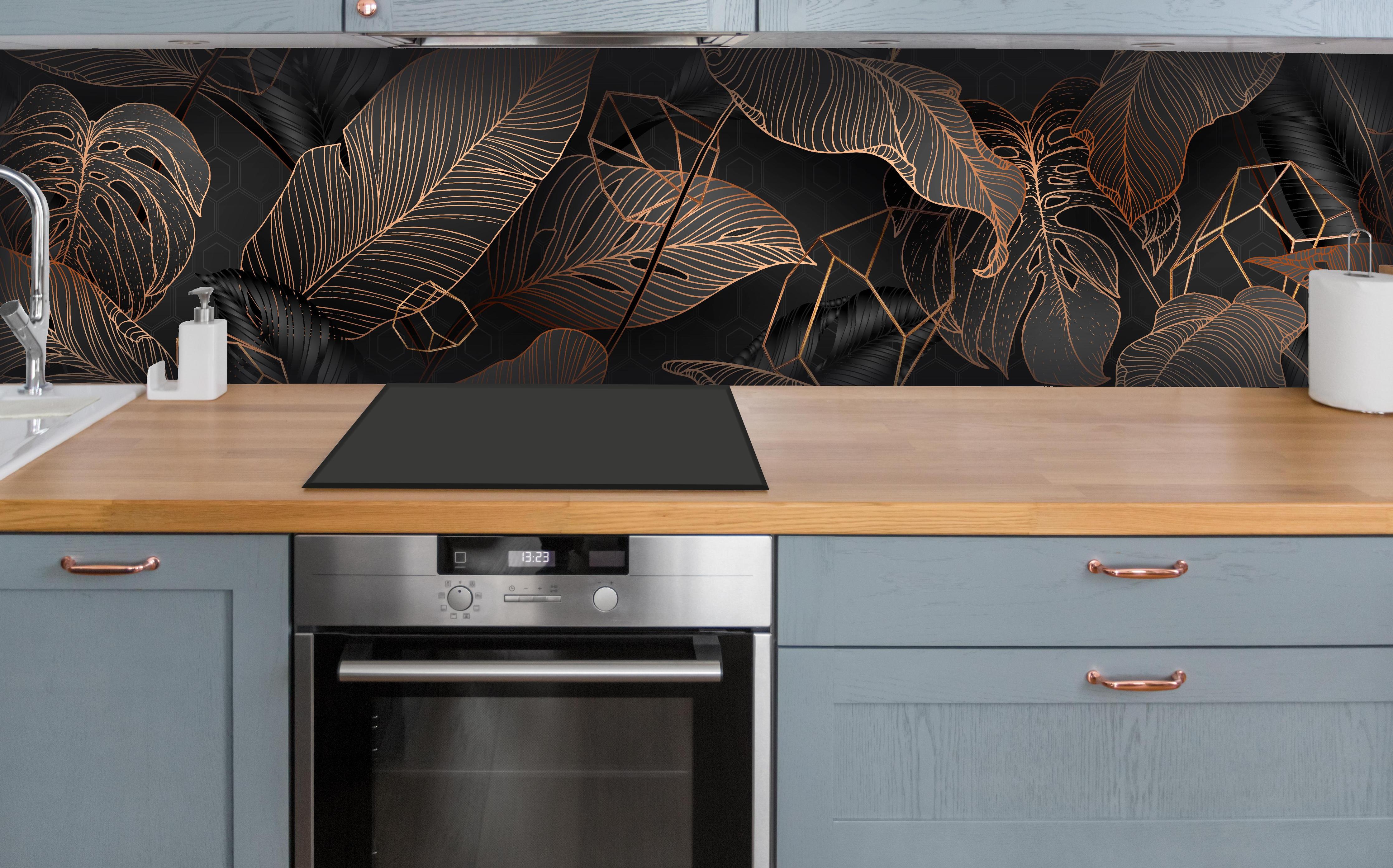 Küche - Elegante bronzene Blattlinien auf Schwarz hinter weißen Hochglanz-Küchenregalen und schwarzem Wasserhahn