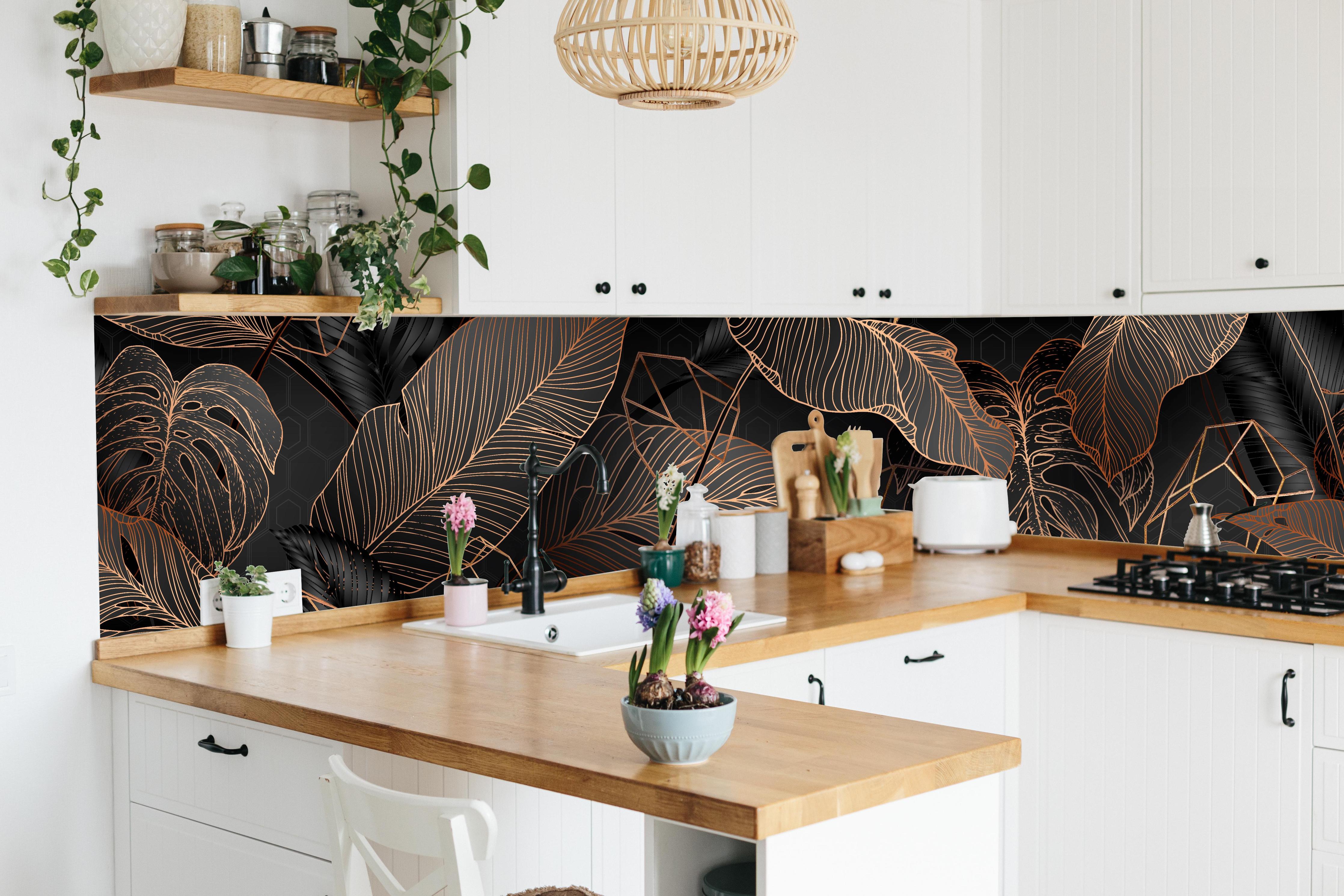 Küche - Elegante bronzene Blattlinien auf Schwarz hinter weißen Hochglanz-Küchenregalen und schwarzem Wasserhahn