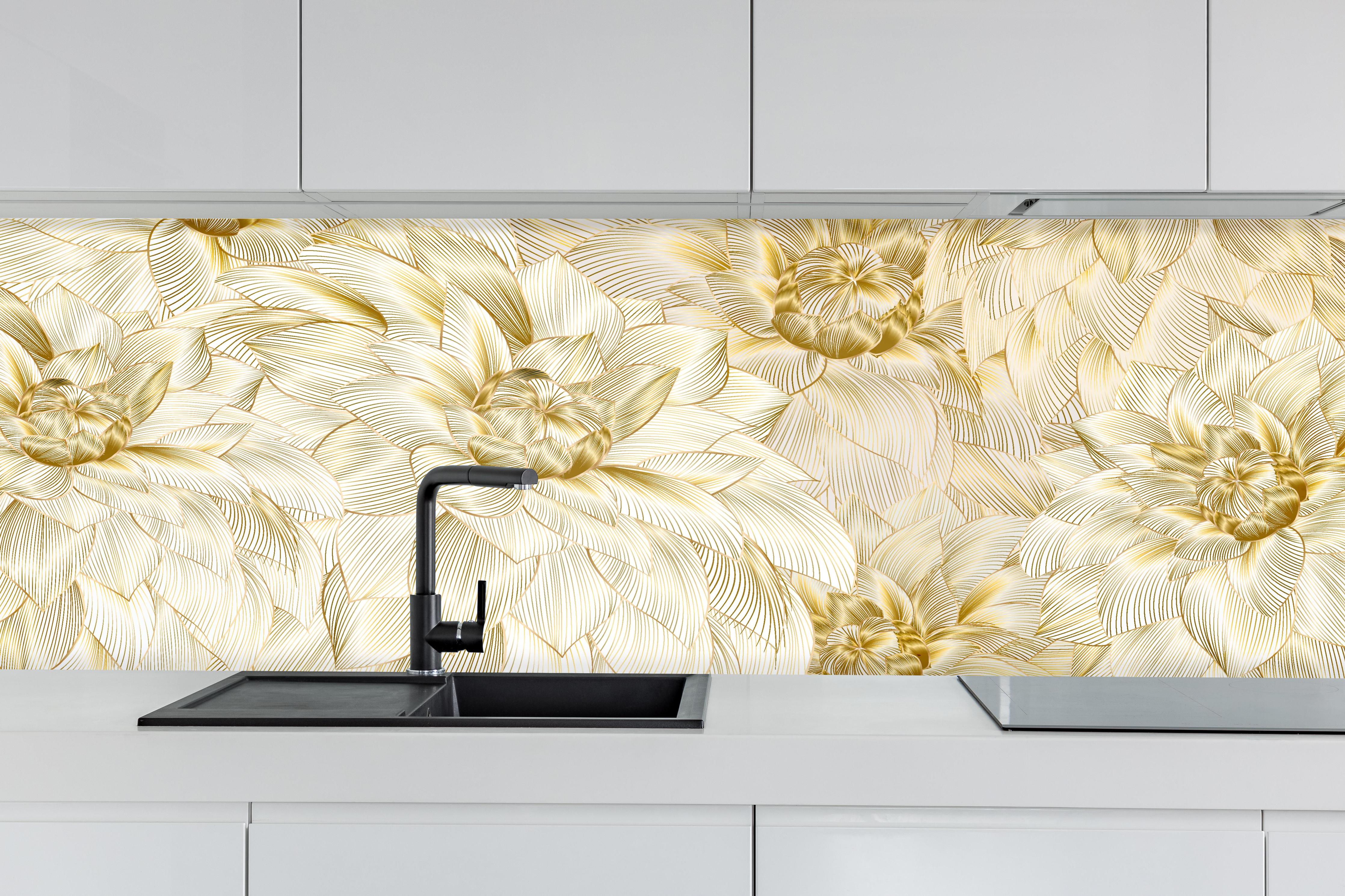 Küche - Elegante goldene Blumenmuster Textur hinter weißen Hochglanz-Küchenregalen und schwarzem Wasserhahn