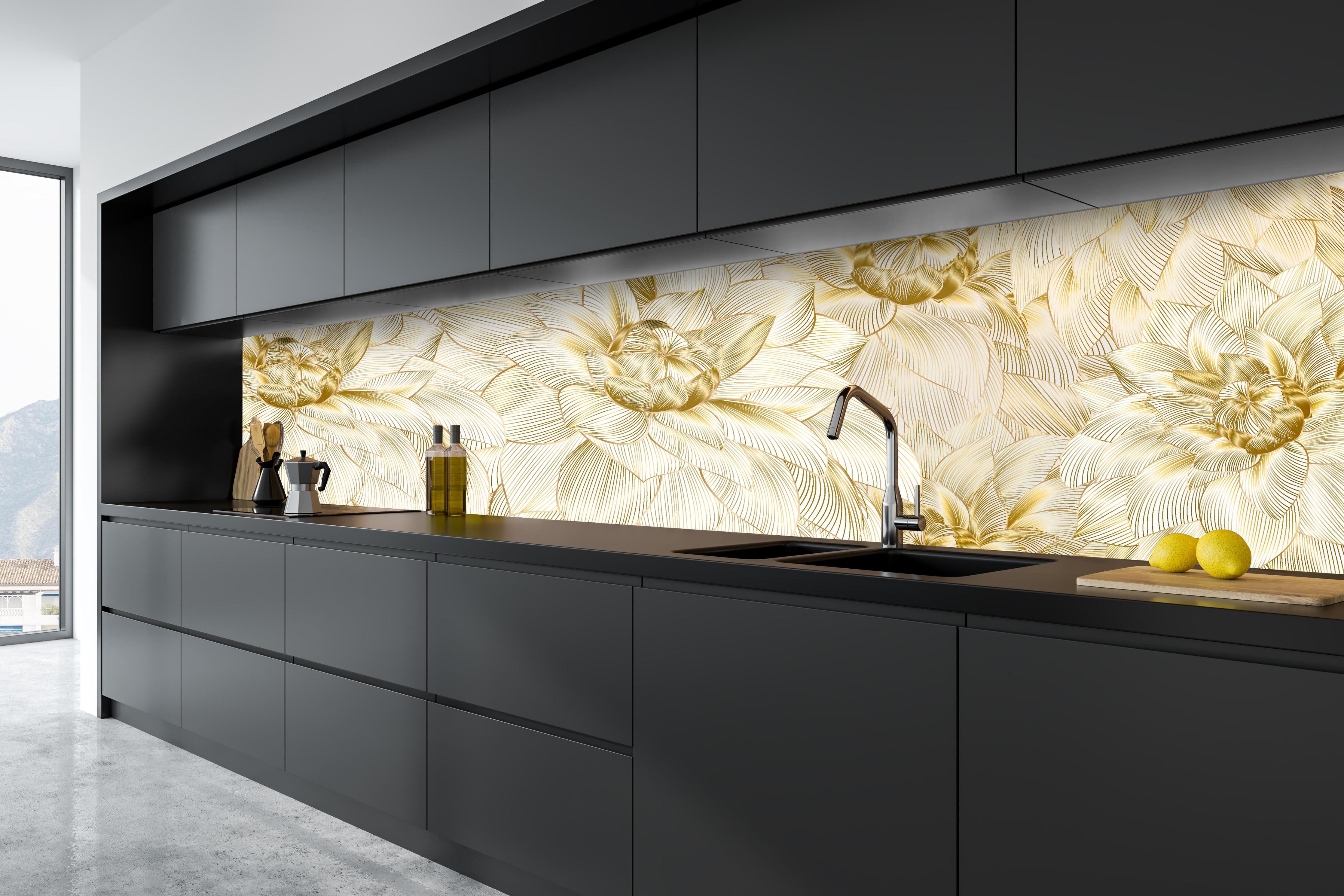 Küche - Elegante goldene Blumenmuster Textur hinter weißen Hochglanz-Küchenregalen und schwarzem Wasserhahn