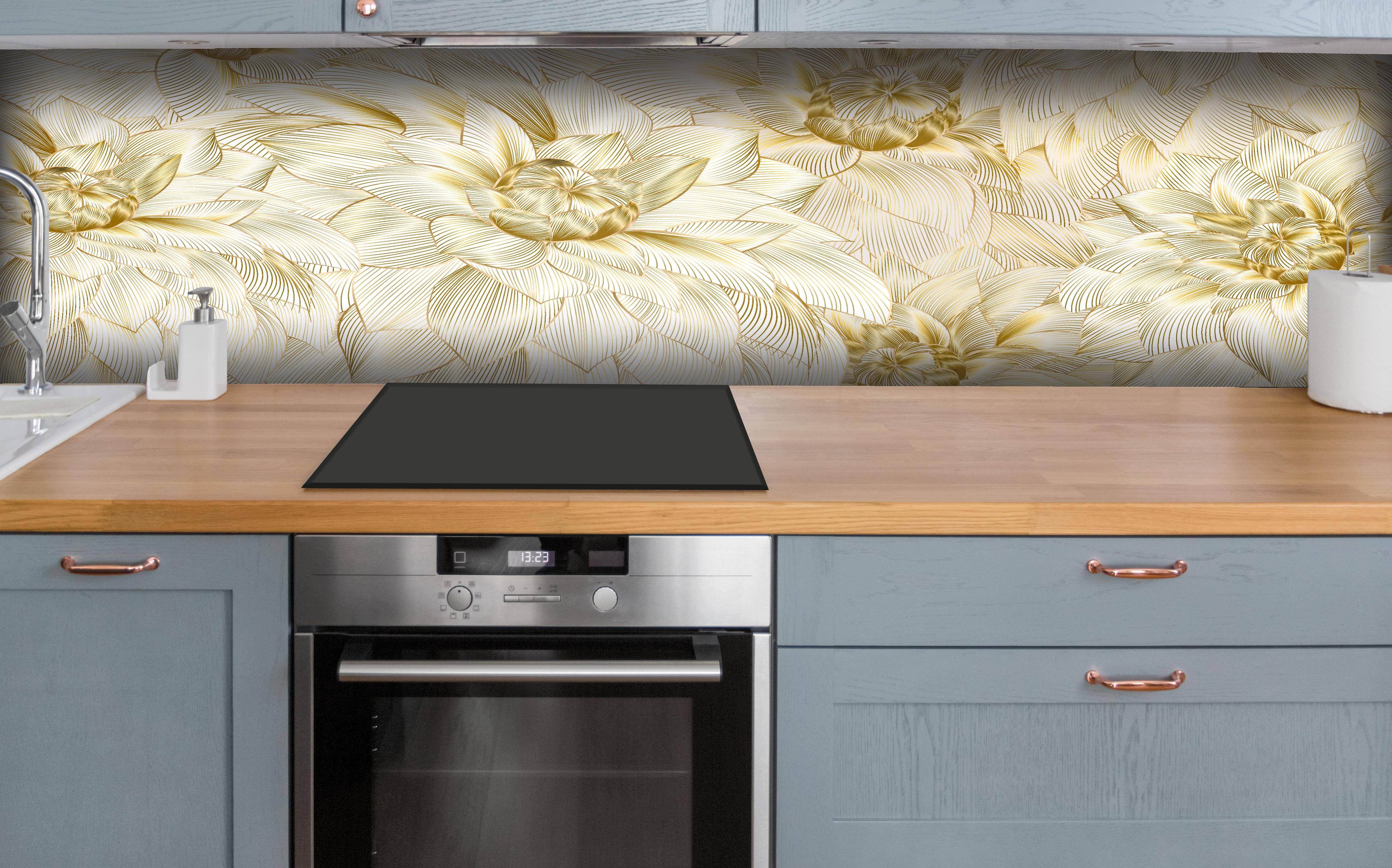 Küche - Elegante goldene Blumenmuster Textur hinter weißen Hochglanz-Küchenregalen und schwarzem Wasserhahn