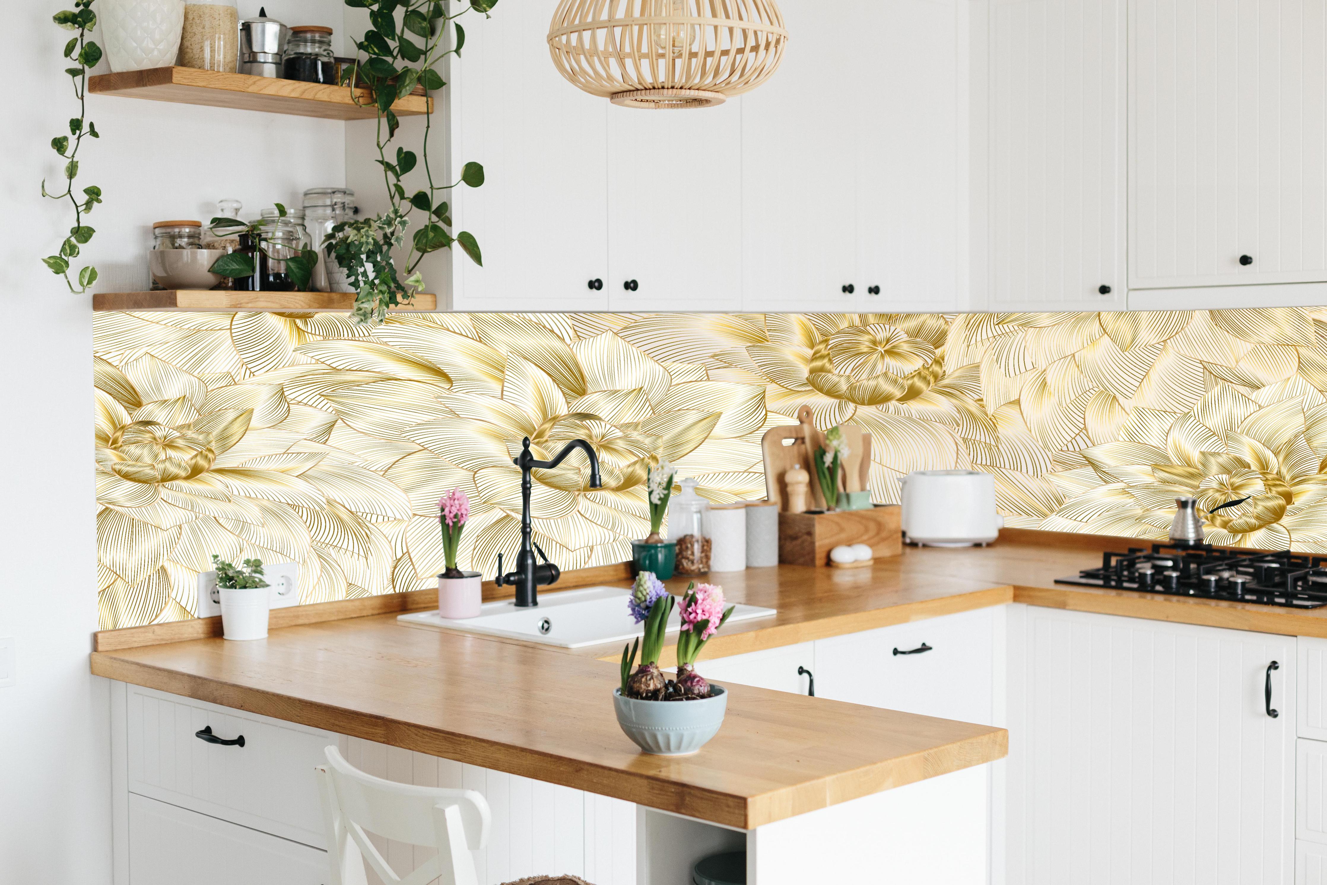 Küche - Elegante goldene Blumenmuster Textur hinter weißen Hochglanz-Küchenregalen und schwarzem Wasserhahn