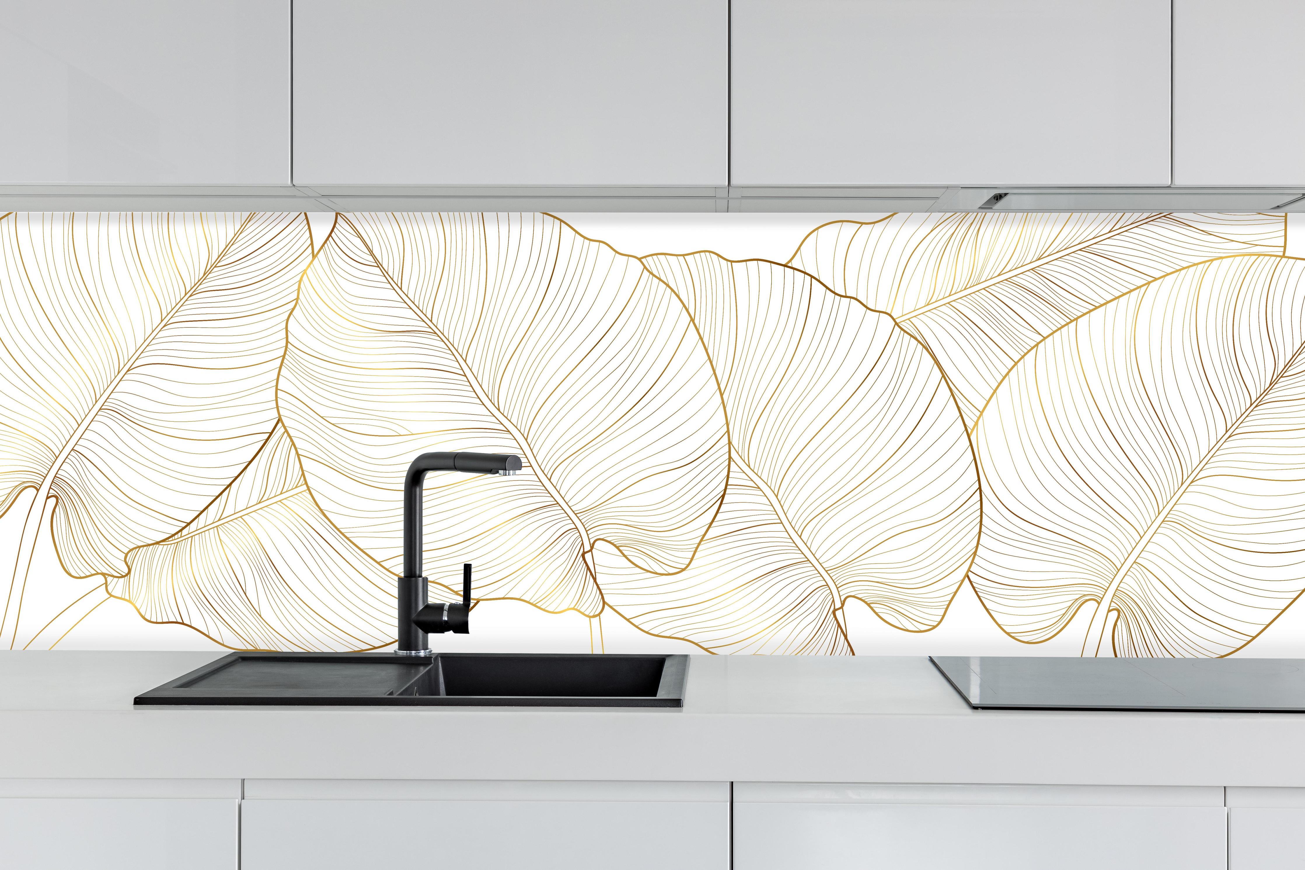 Küche - Elegante goldene Linien Blattmotive hinter weißen Hochglanz-Küchenregalen und schwarzem Wasserhahn