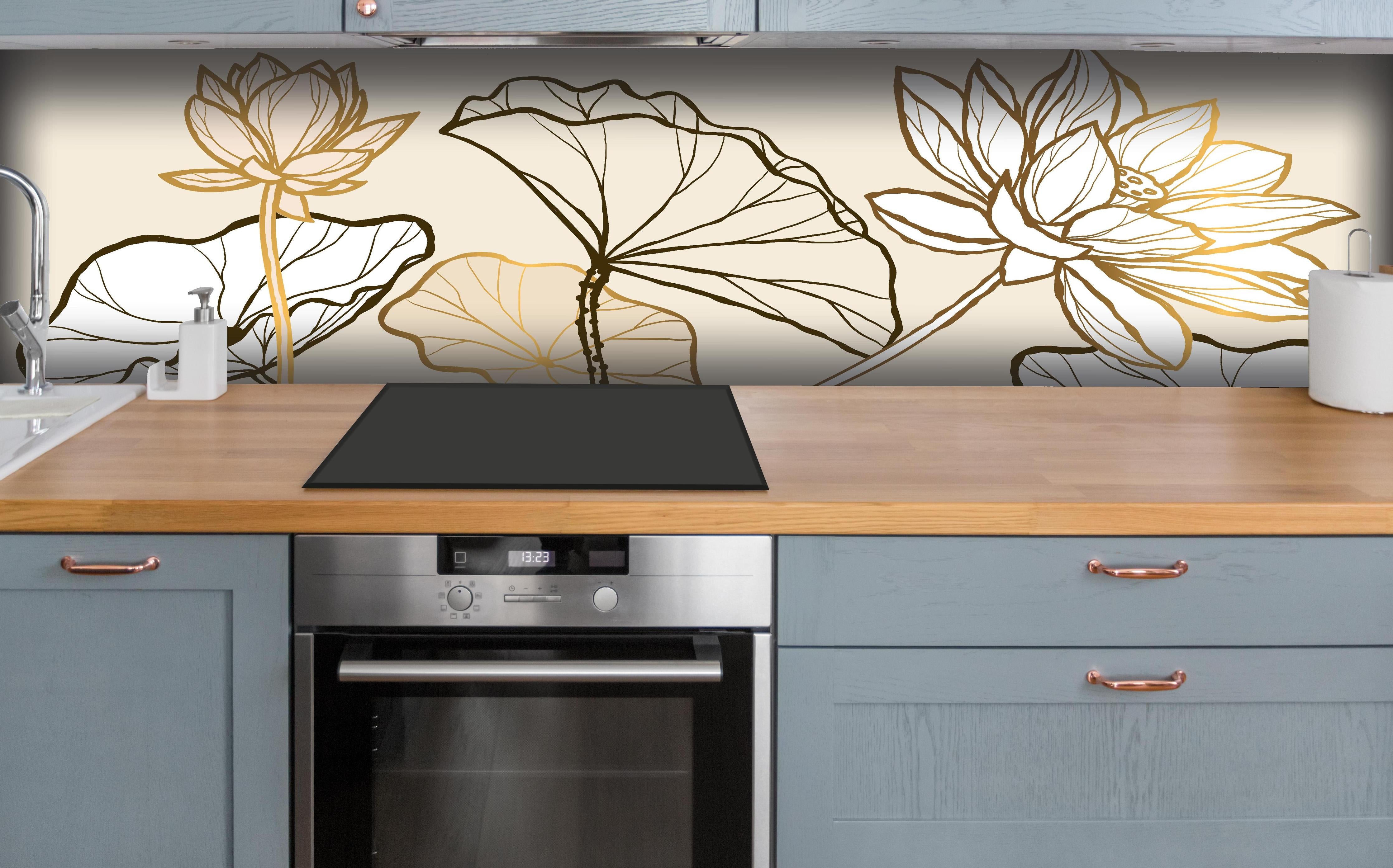 Küche - Elegante goldene Linienkunst auf Beige hinter weißen Hochglanz-Küchenregalen und schwarzem Wasserhahn