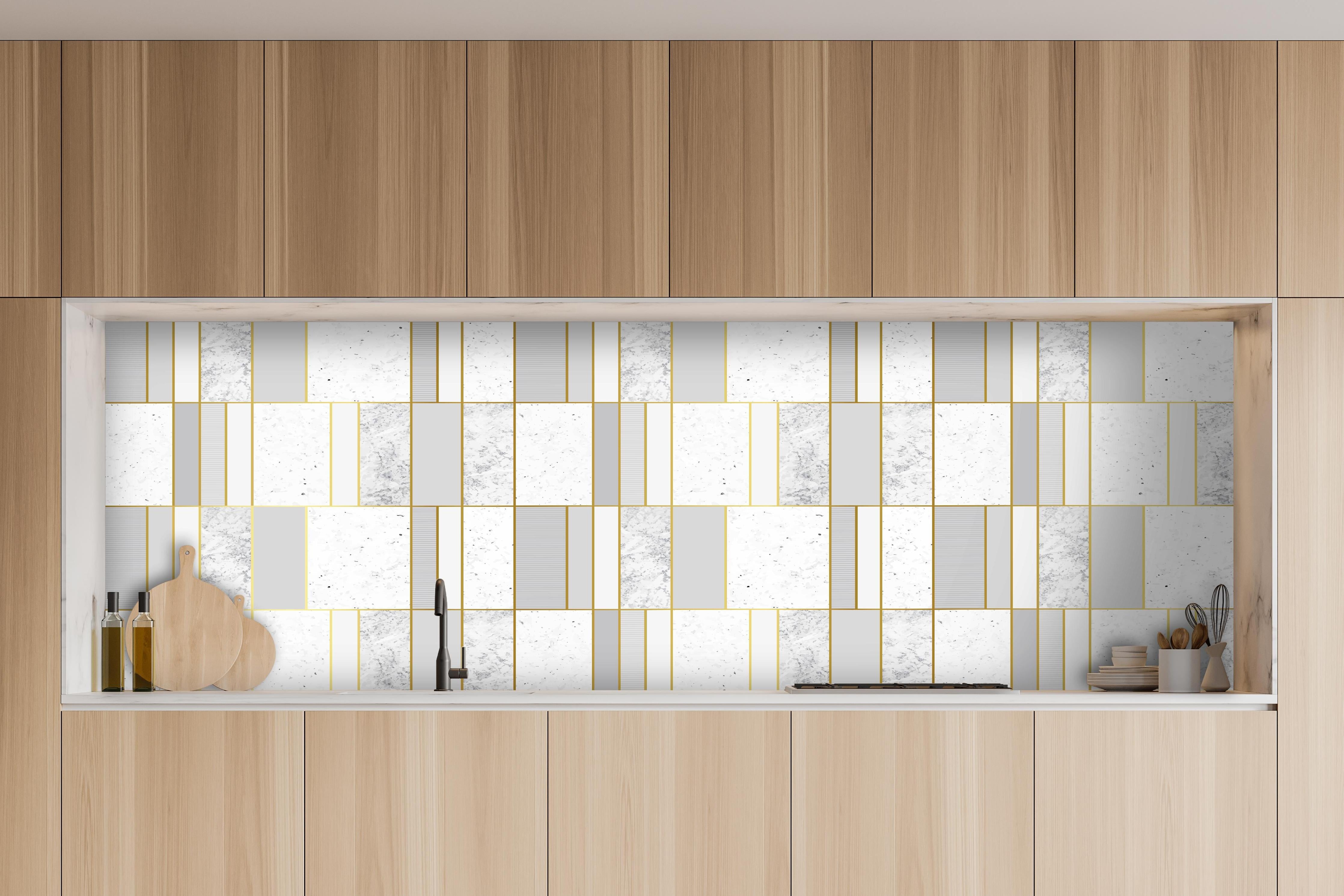 Küche - Elegante grauweiße Textur mit Goldlinien hinter weißen Hochglanz-Küchenregalen und schwarzem Wasserhahn