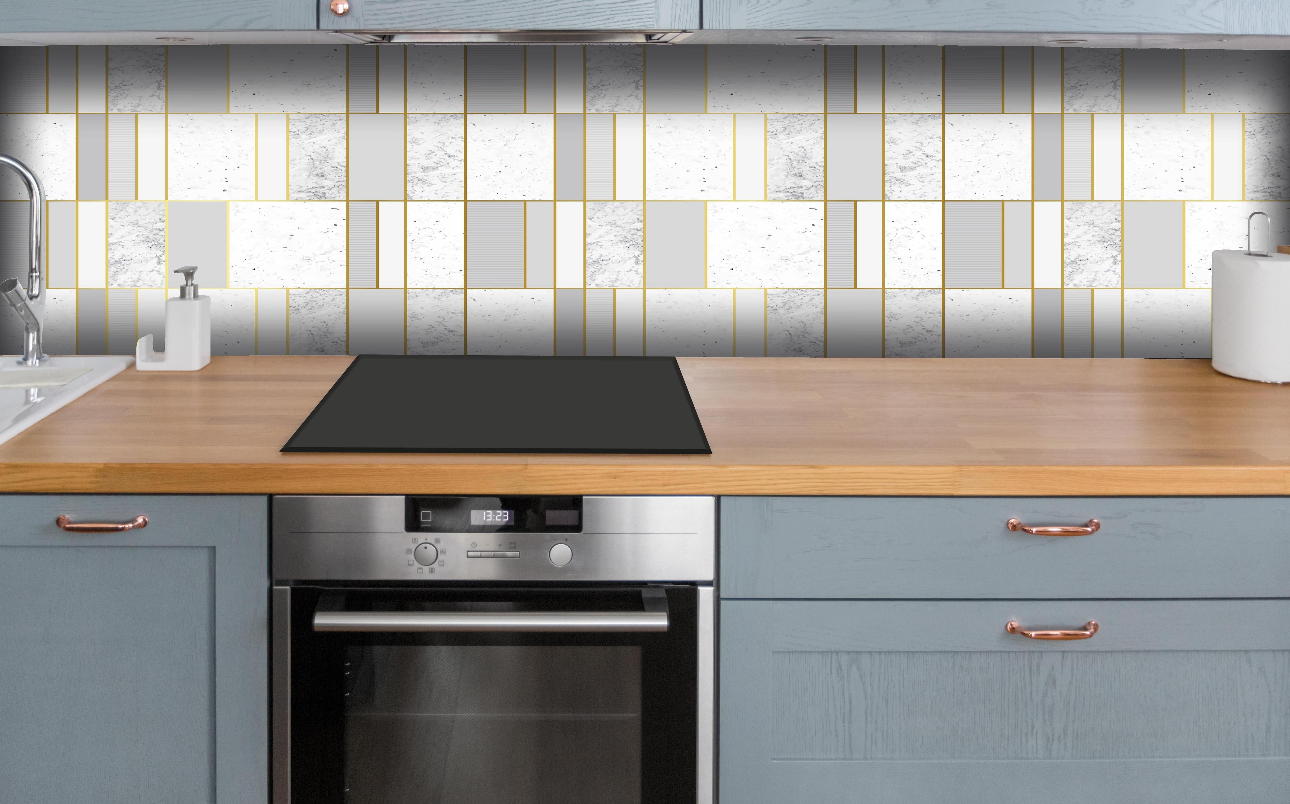 Küche - Elegante grauweiße Textur mit Goldlinien hinter weißen Hochglanz-Küchenregalen und schwarzem Wasserhahn