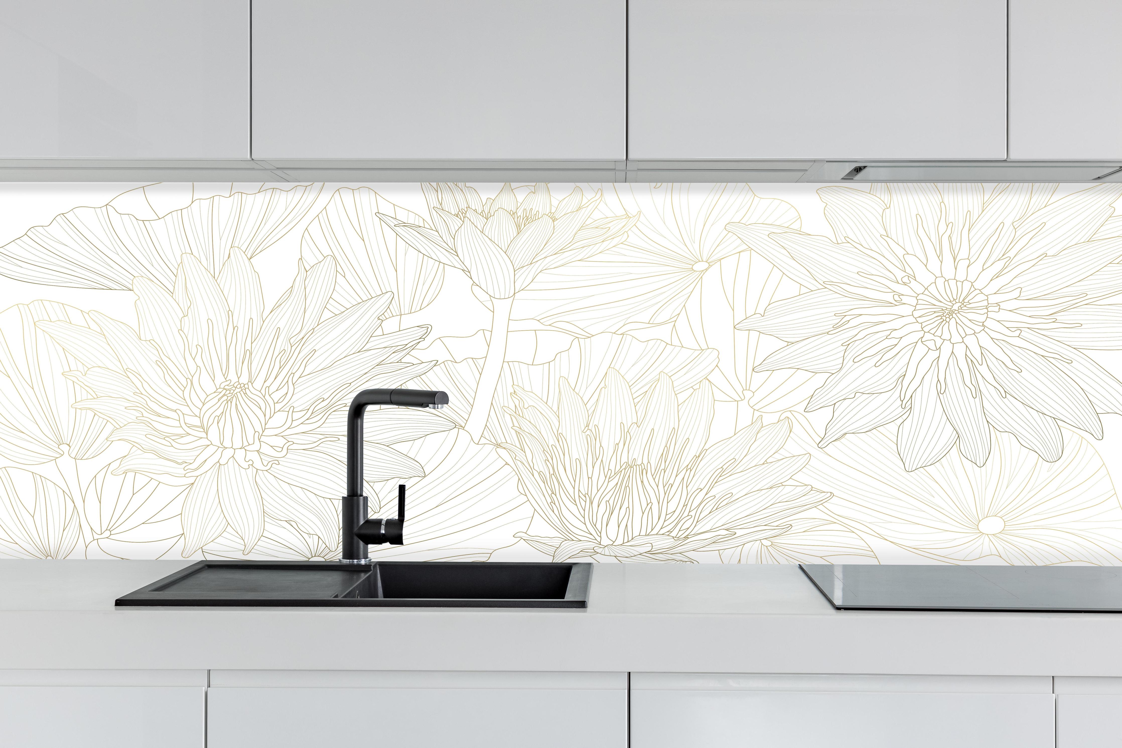 Küche - Elegante weiße Blumen Linienzeichnung hinter weißen Hochglanz-Küchenregalen und schwarzem Wasserhahn