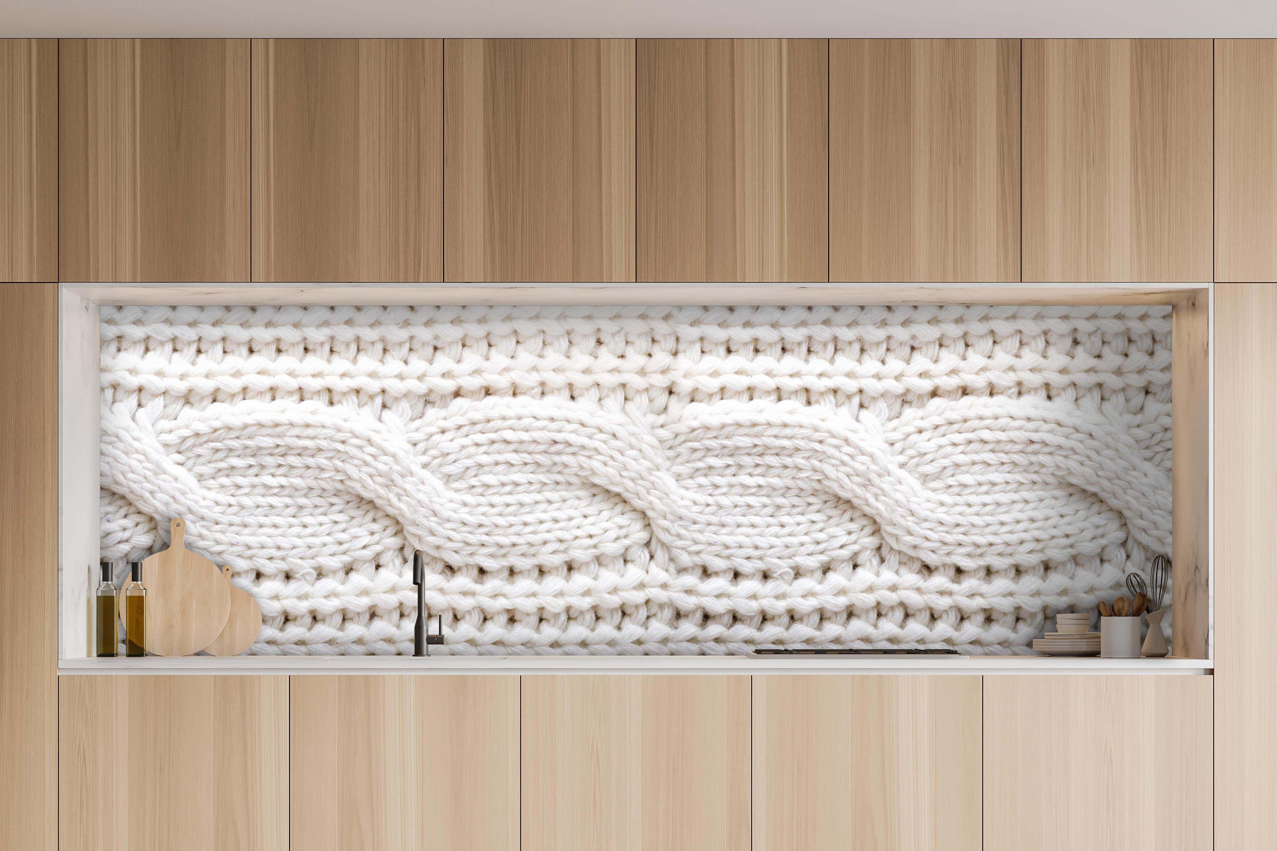 Küche - Elegante weiße Stricktextur aus Wolle hinter weißen Hochglanz-Küchenregalen und schwarzem Wasserhahn