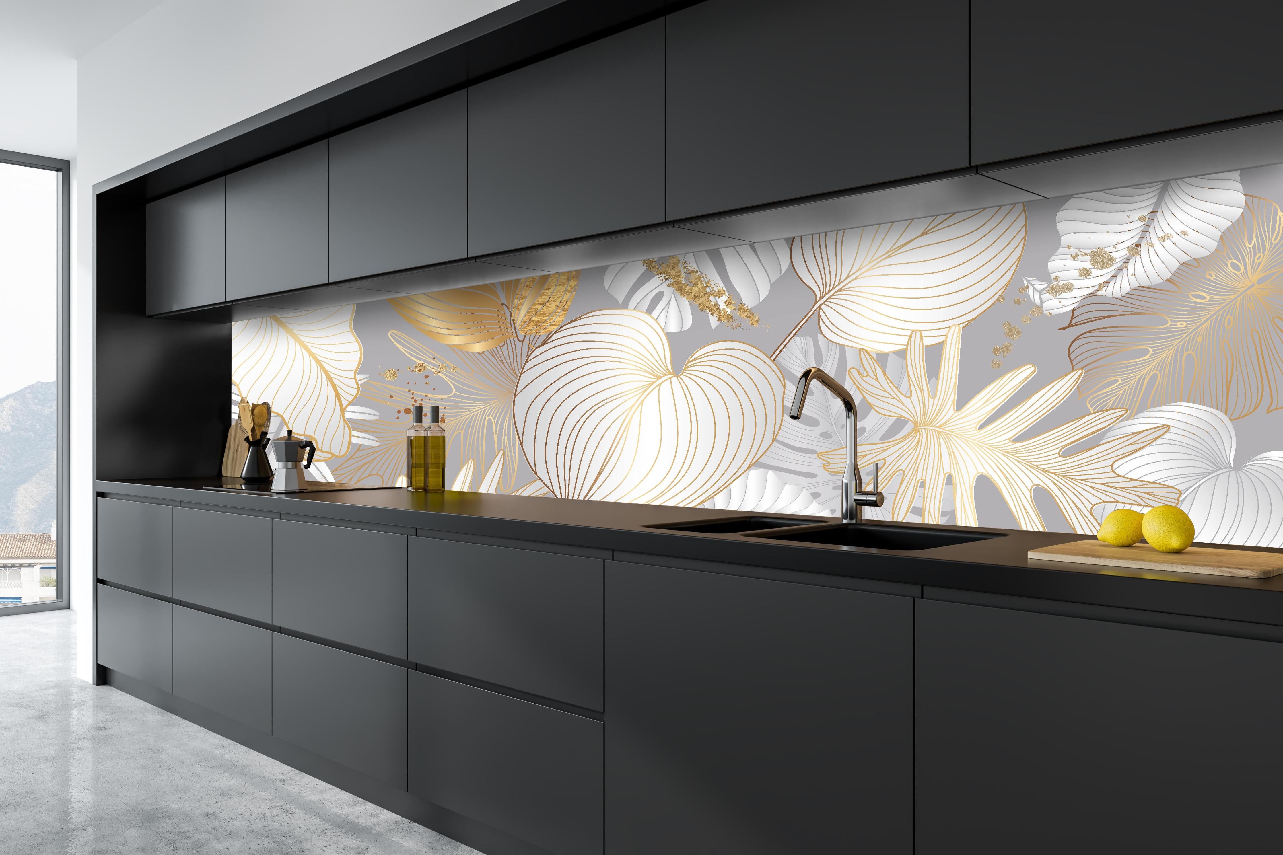 Küche - Eleganter Gold-Weißer Blattmuster Druck hinter weißen Hochglanz-Küchenregalen und schwarzem Wasserhahn