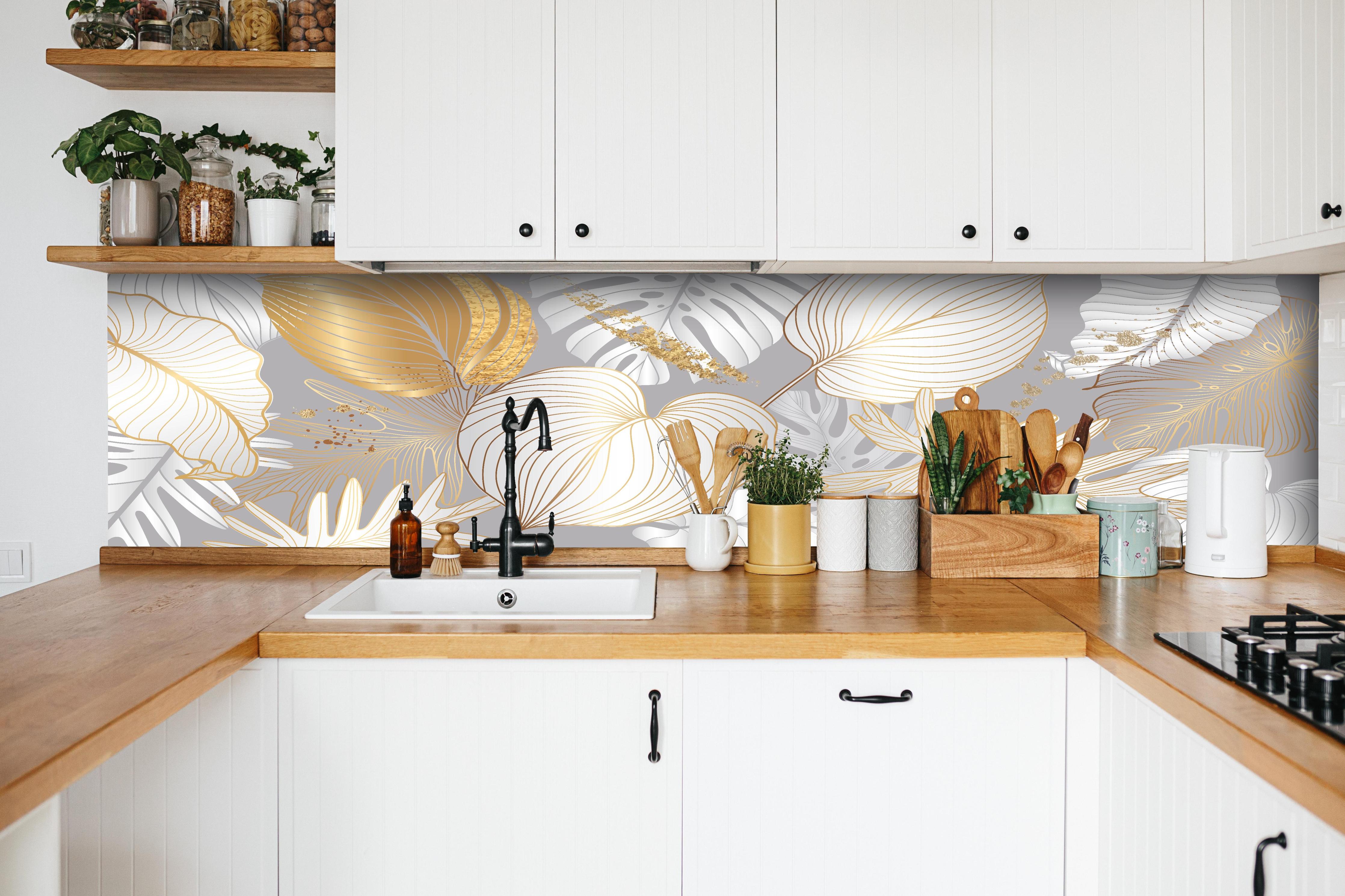 Küche - Eleganter Gold-Weißer Blattmuster Druck hinter weißen Hochglanz-Küchenregalen und schwarzem Wasserhahn