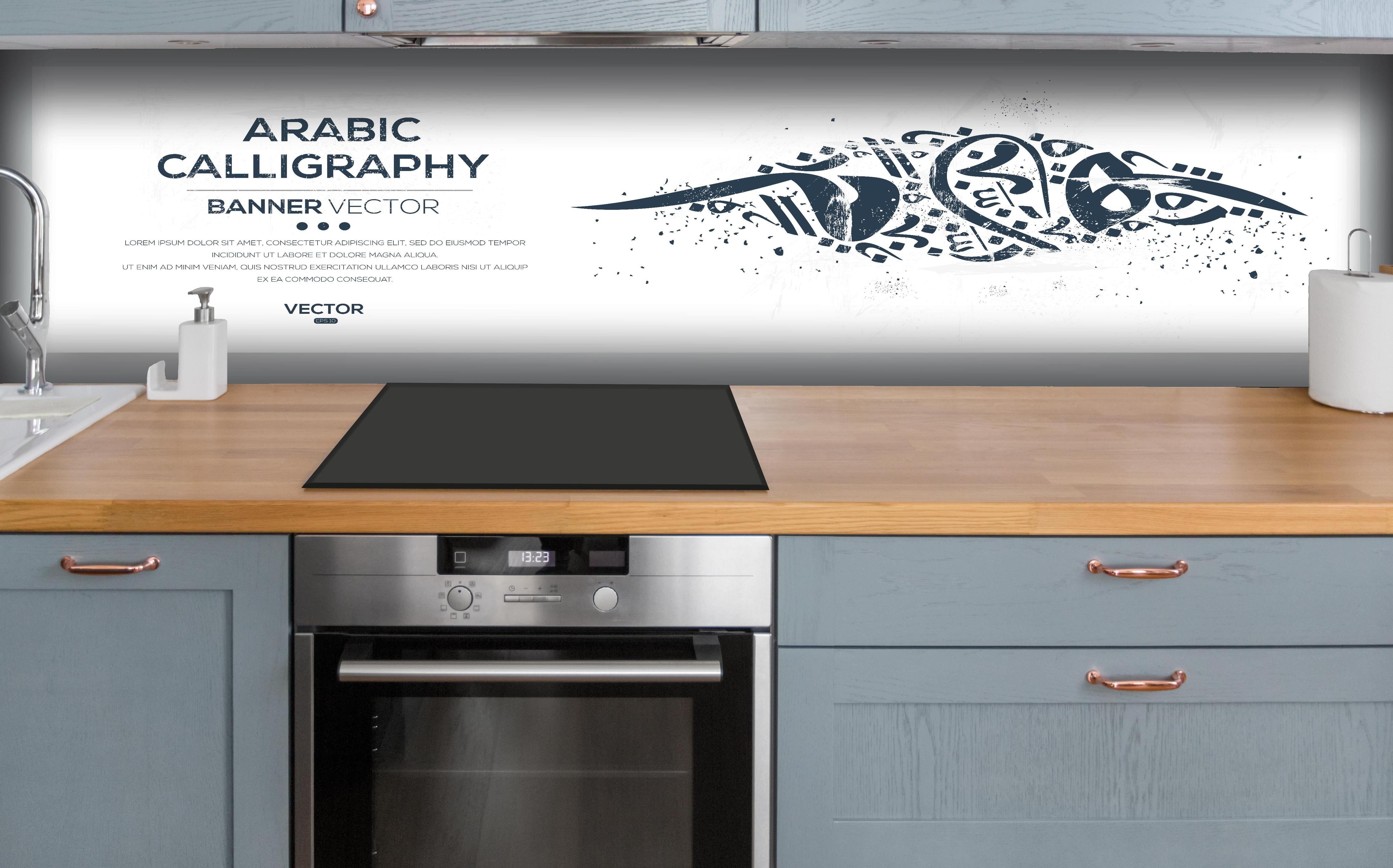Küche - Eleganter Kalligraphie-Banner Vektor hinter weißen Hochglanz-Küchenregalen und schwarzem Wasserhahn