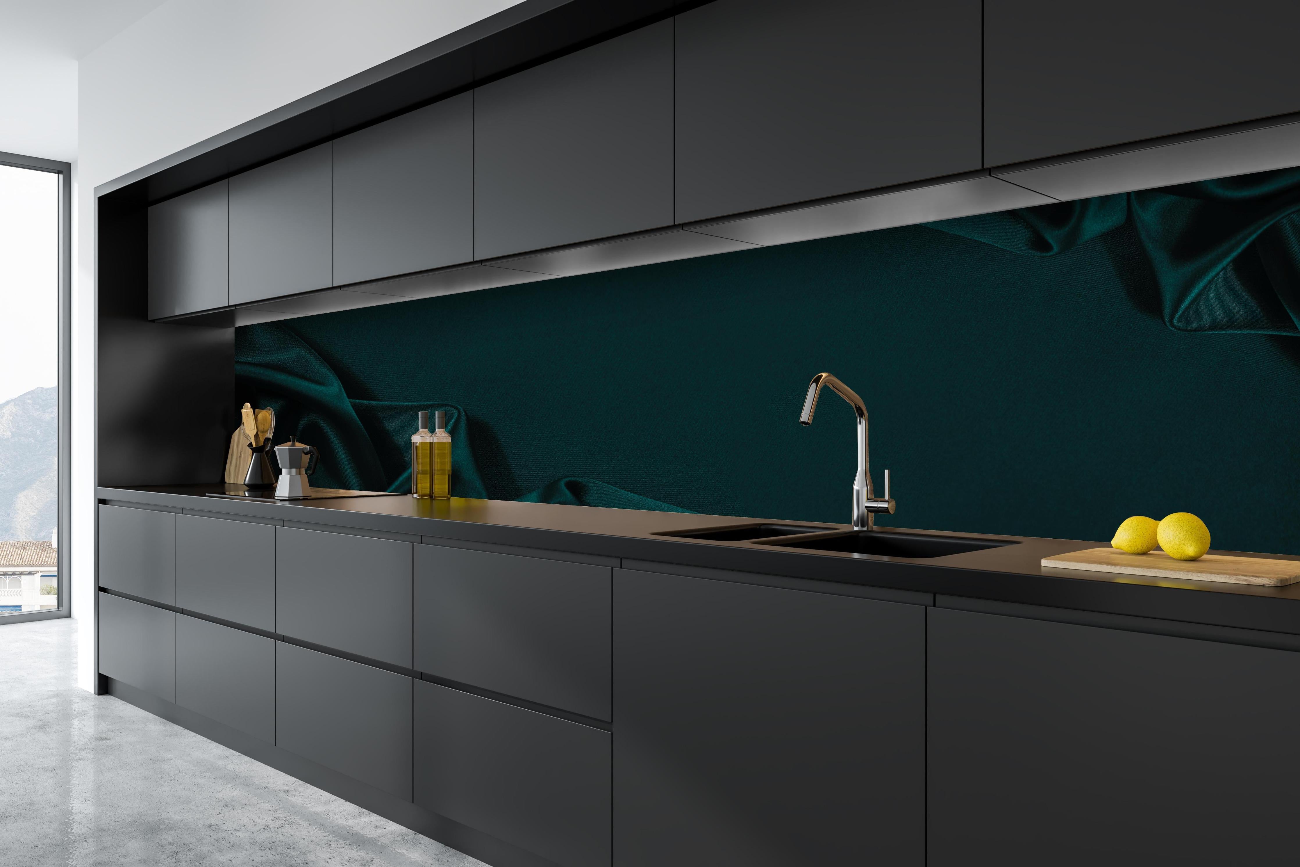 Küche - Eleganter dunkelblauer Seidensatin Hintergrund hinter weißen Hochglanz-Küchenregalen und schwarzem Wasserhahn