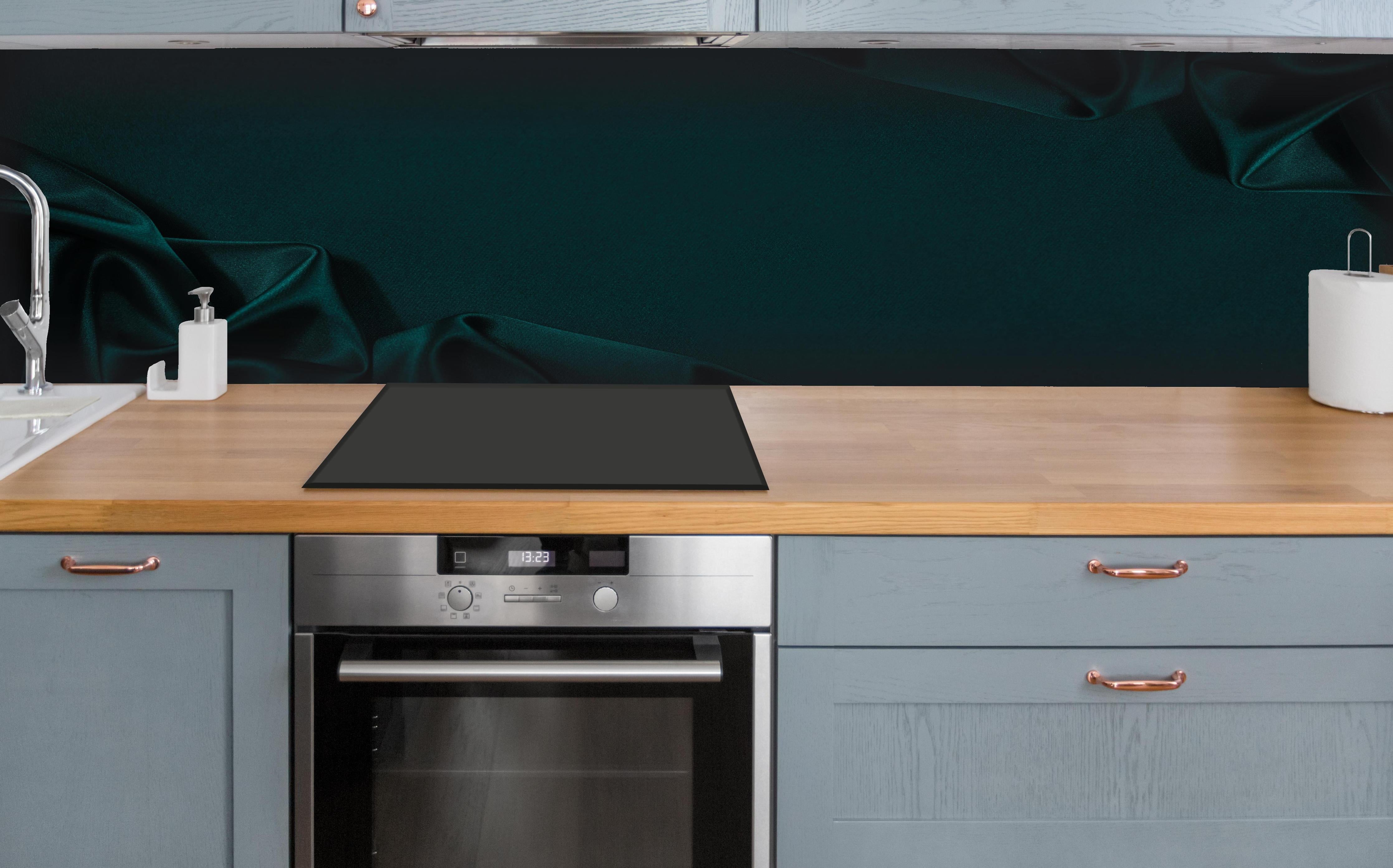 Küche - Eleganter dunkelblauer Seidensatin Hintergrund hinter weißen Hochglanz-Küchenregalen und schwarzem Wasserhahn