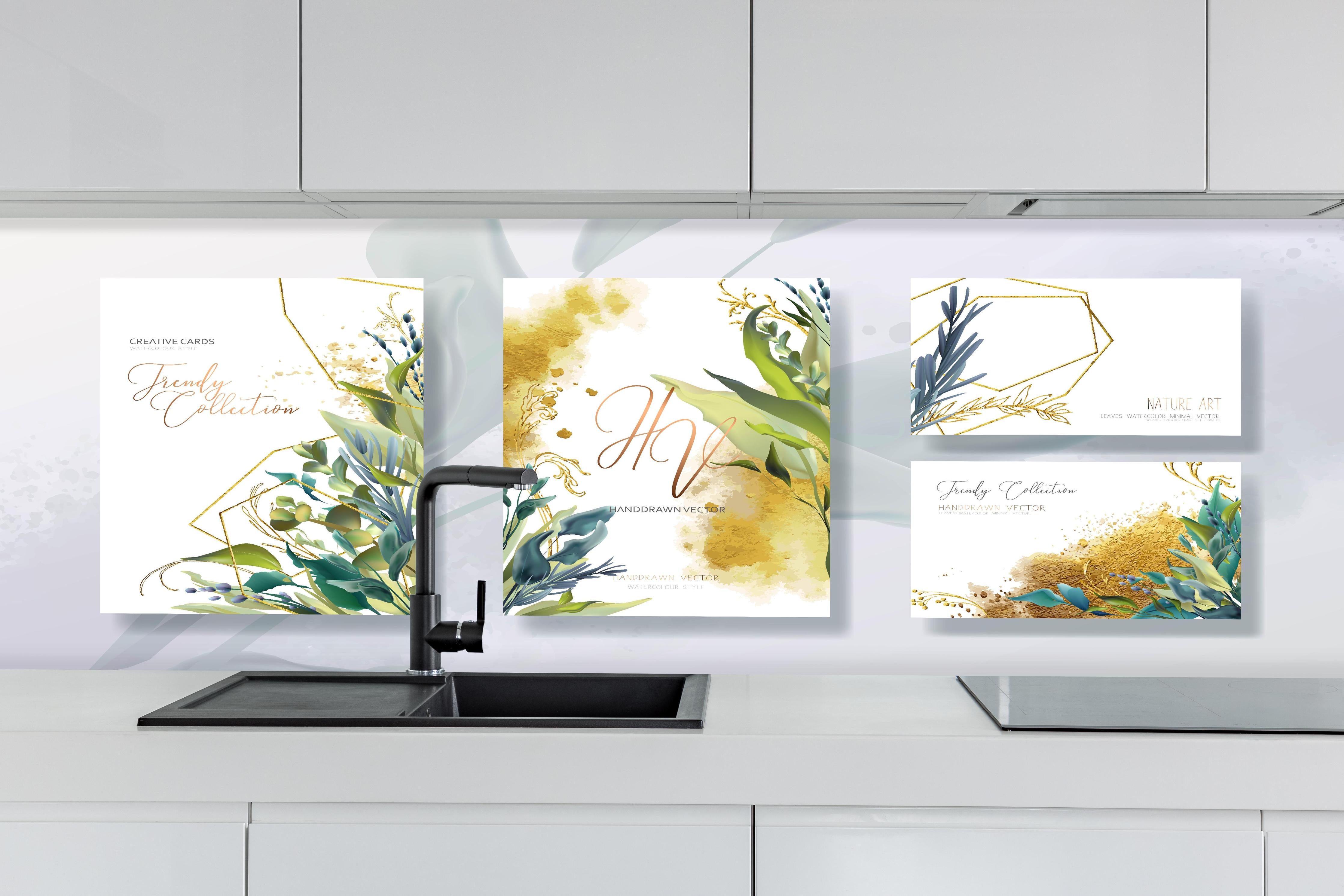 Küche - Elegantes Aquarell Blumen & Gold Design Set hinter weißen Hochglanz-Küchenregalen und schwarzem Wasserhahn