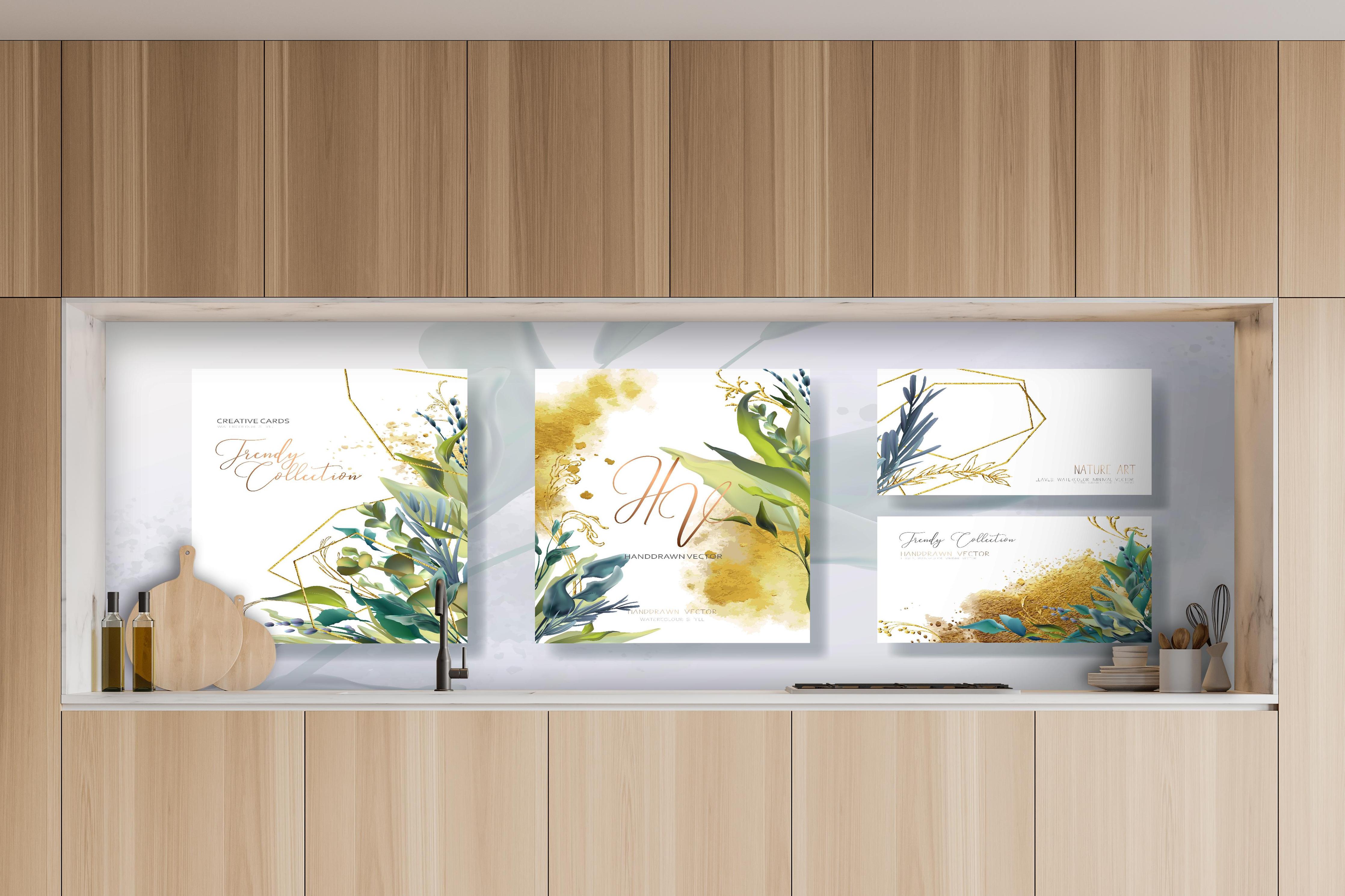 Küche - Elegantes Aquarell Blumen & Gold Design Set hinter weißen Hochglanz-Küchenregalen und schwarzem Wasserhahn