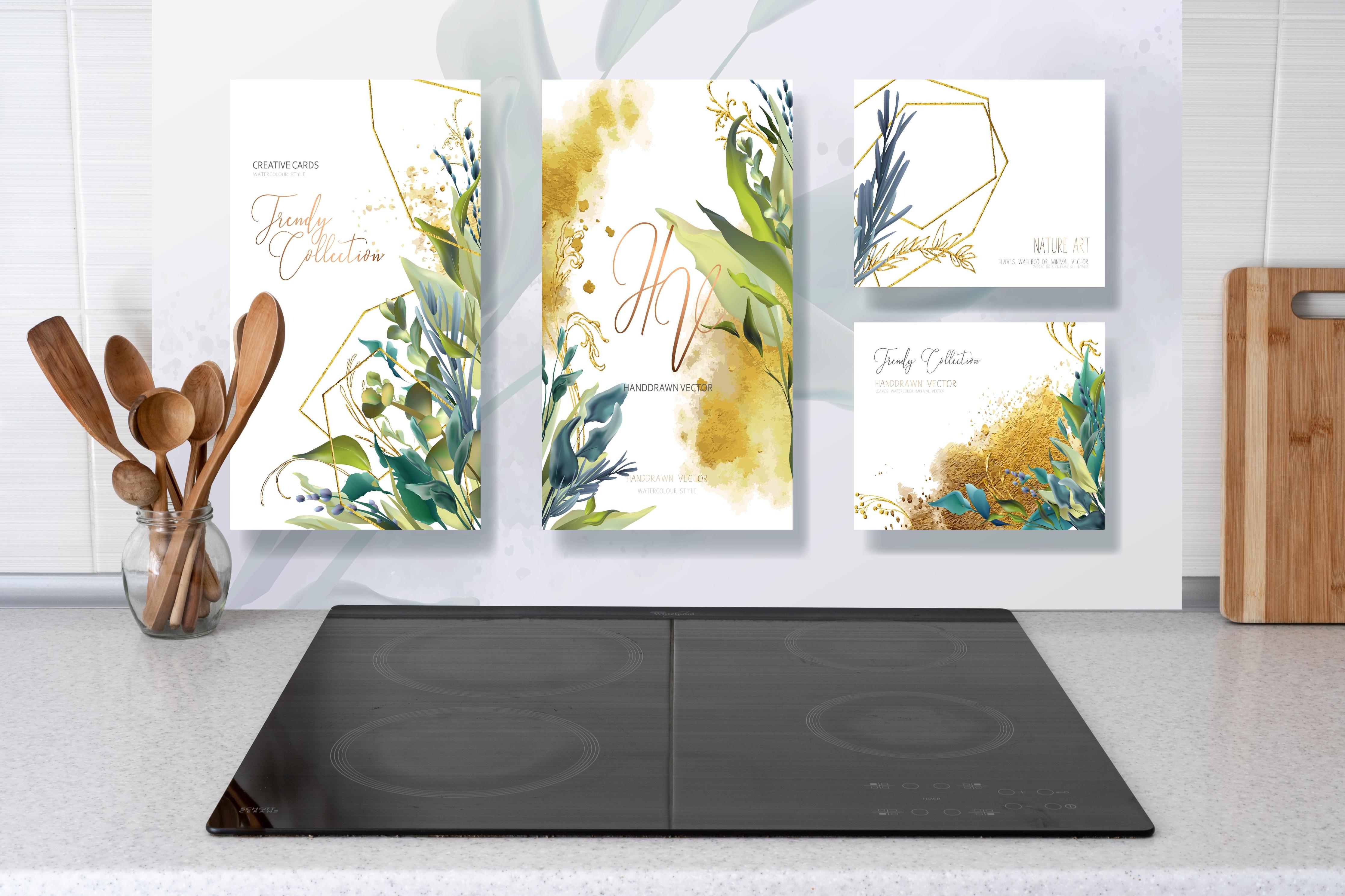 Küche - Elegantes Aquarell Blumen & Gold Design Set hinter weißen Hochglanz-Küchenregalen und schwarzem Wasserhahn