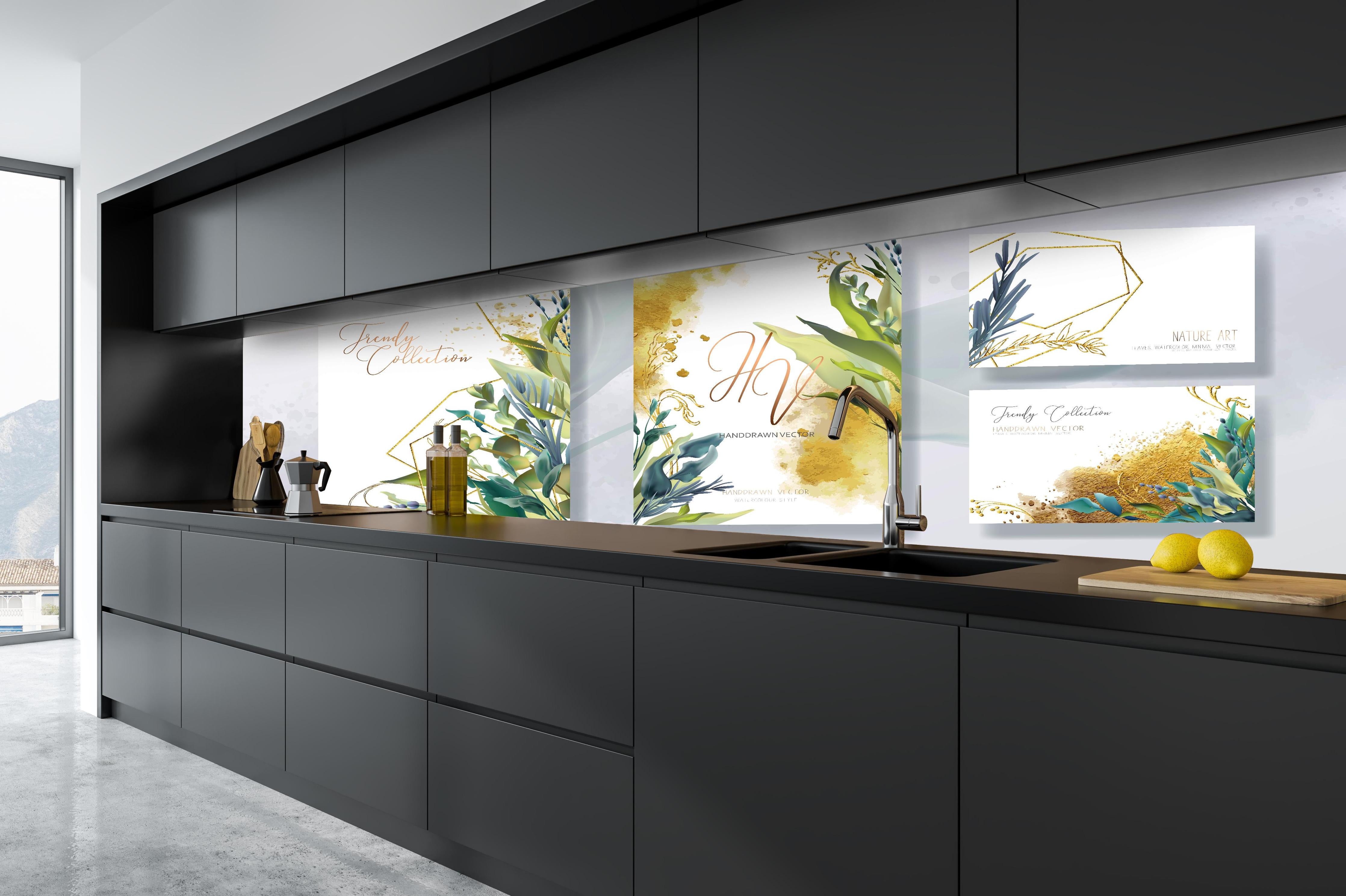 Küche - Elegantes Aquarell Blumen & Gold Design Set hinter weißen Hochglanz-Küchenregalen und schwarzem Wasserhahn