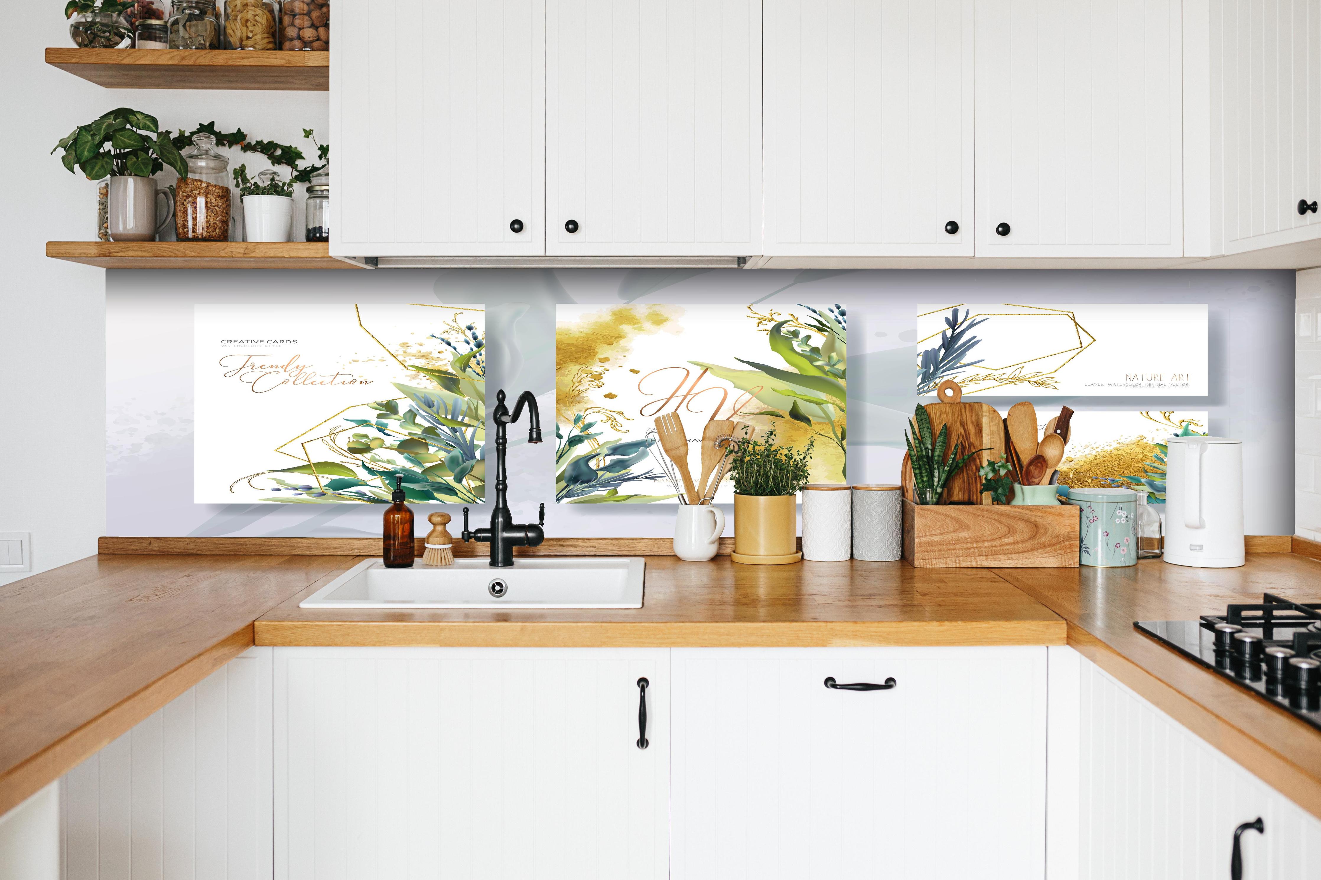 Küche - Elegantes Aquarell Blumen & Gold Design Set hinter weißen Hochglanz-Küchenregalen und schwarzem Wasserhahn