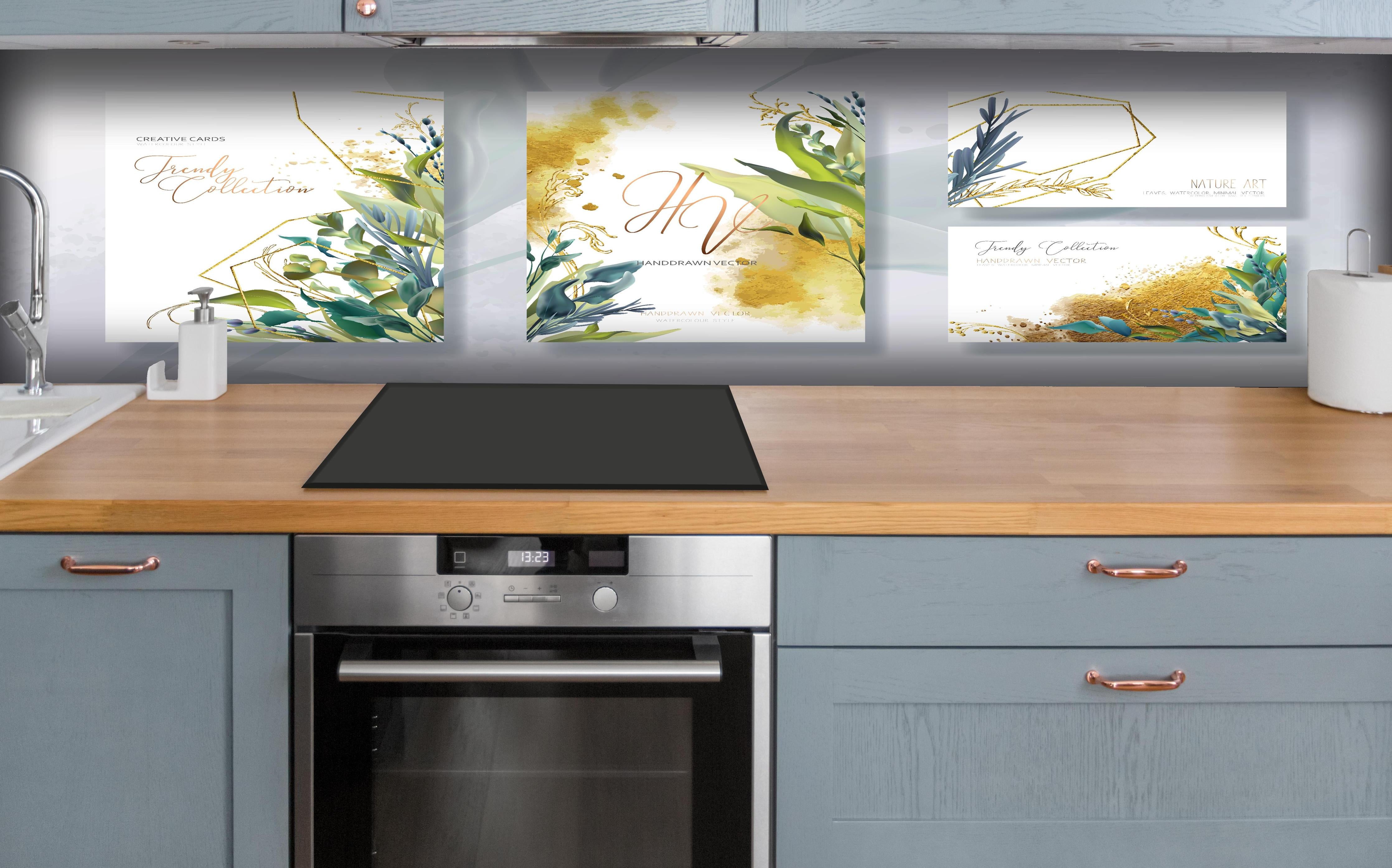 Küche - Elegantes Aquarell Blumen & Gold Design Set hinter weißen Hochglanz-Küchenregalen und schwarzem Wasserhahn