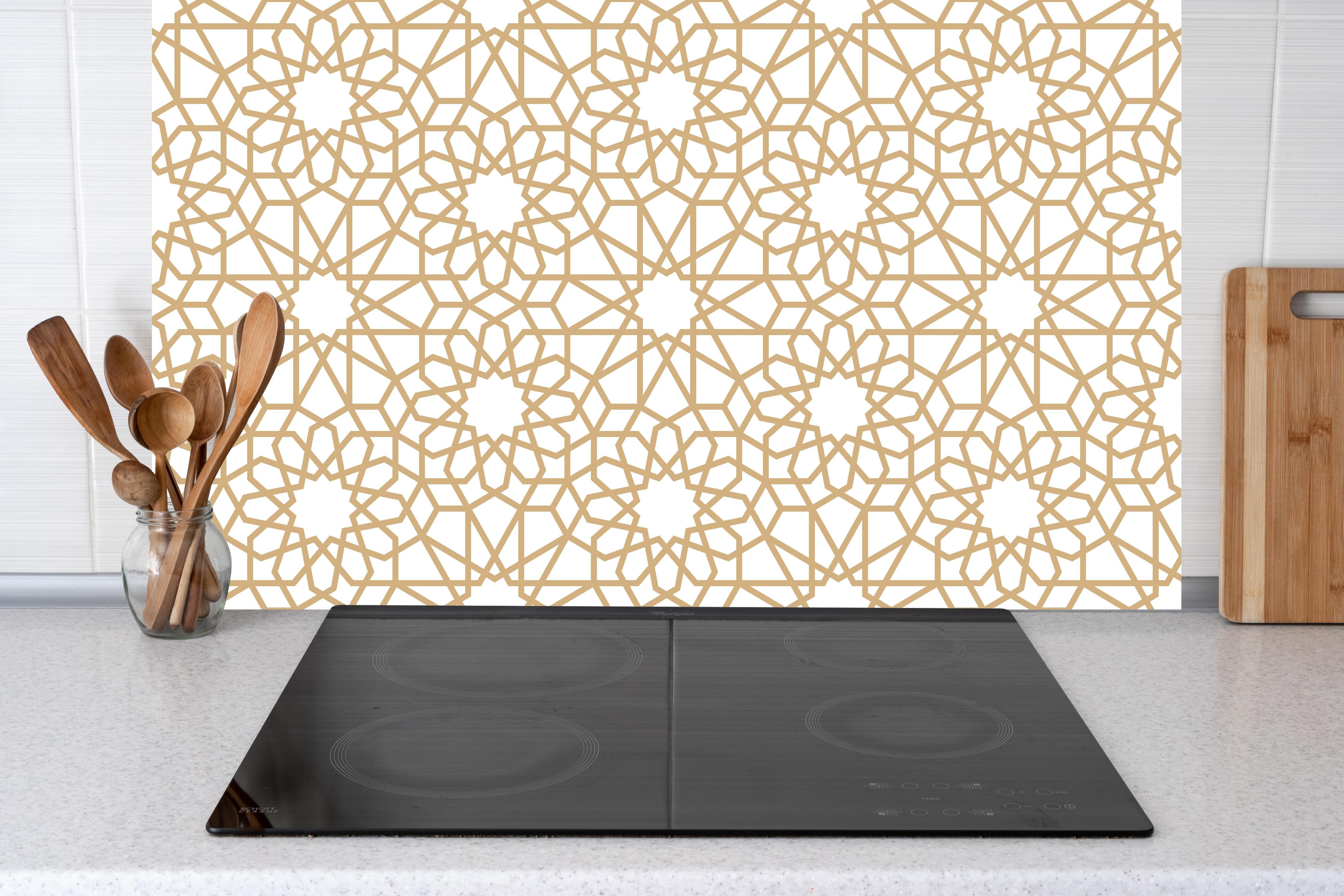 Küche - Elegantes Arabesken Design in Gold und Weiß hinter weißen Hochglanz-Küchenregalen und schwarzem Wasserhahn