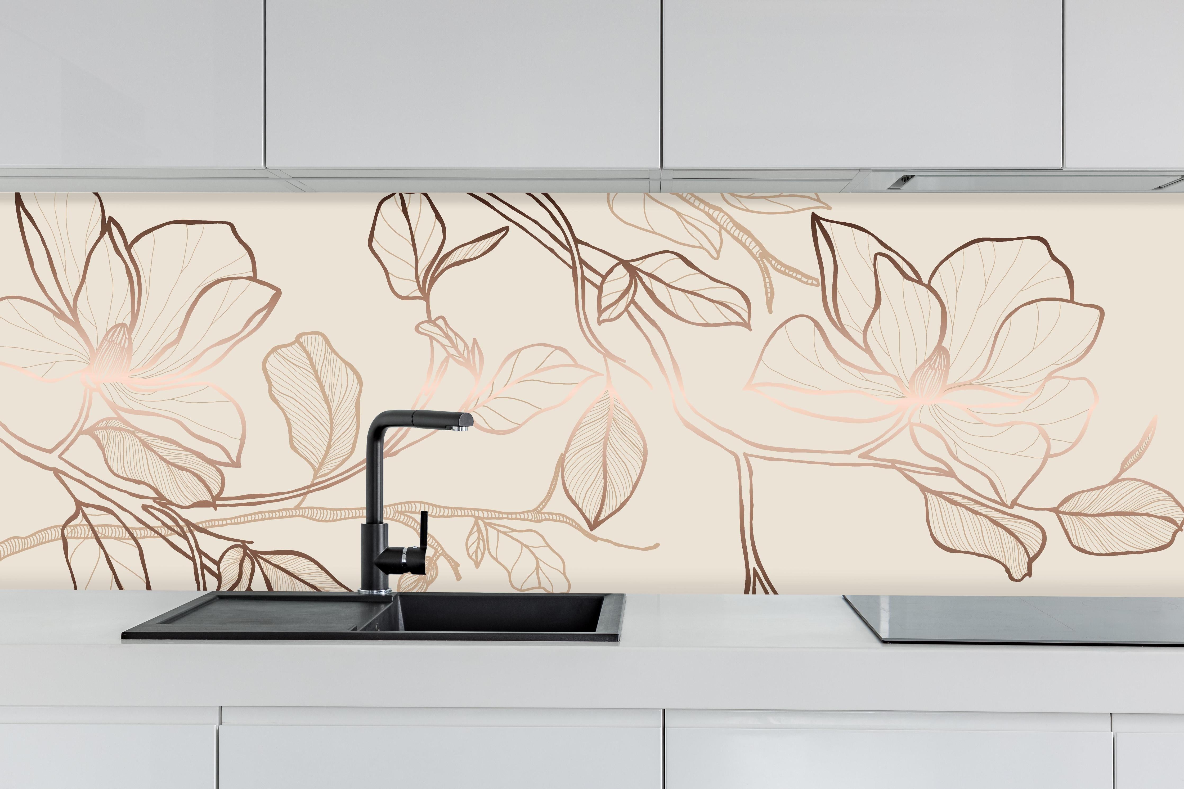 Küche - Elegantes Beige-Blumen Linienkunst Design hinter weißen Hochglanz-Küchenregalen und schwarzem Wasserhahn
