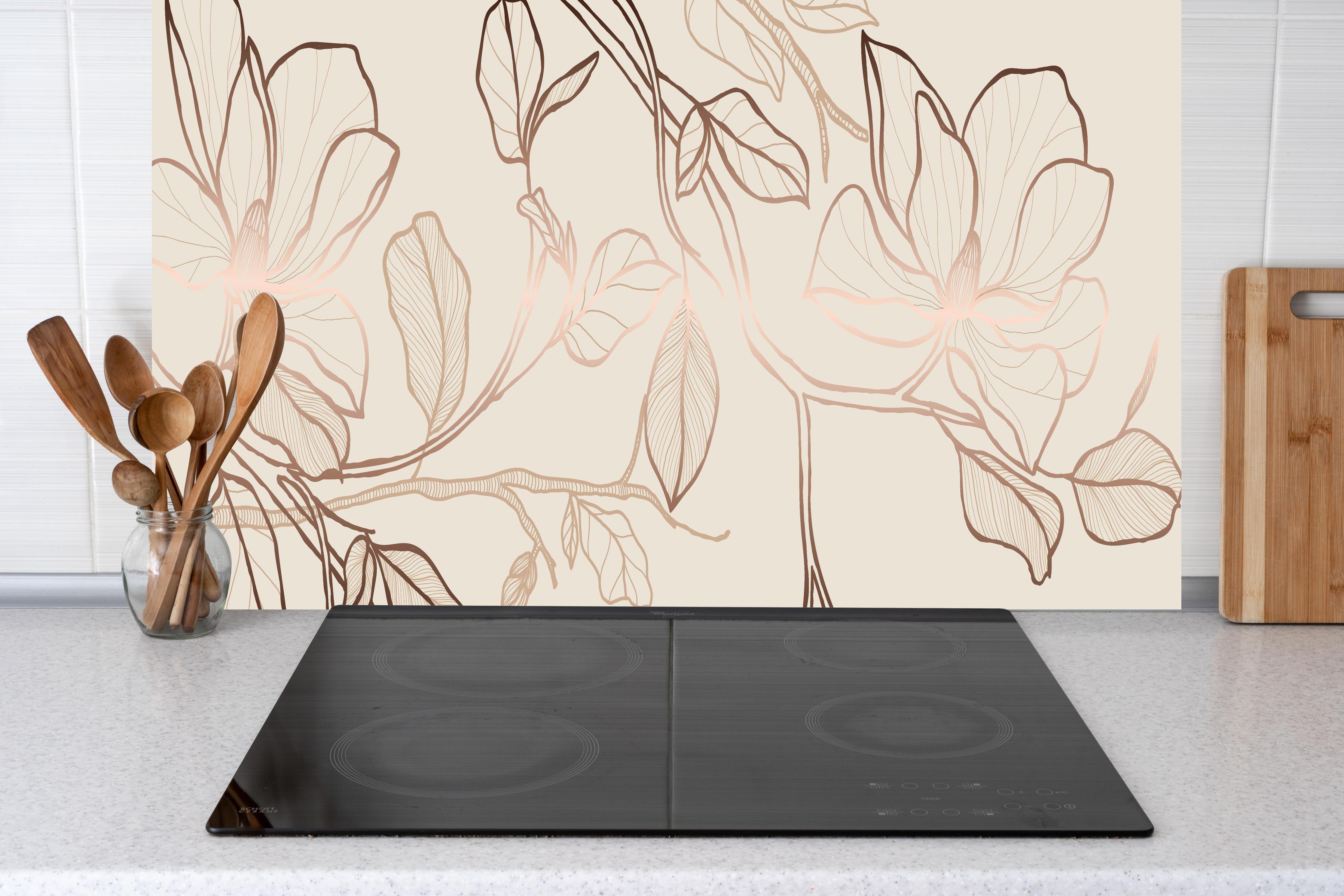 Küche - Elegantes Beige-Blumen Linienkunst Design hinter weißen Hochglanz-Küchenregalen und schwarzem Wasserhahn