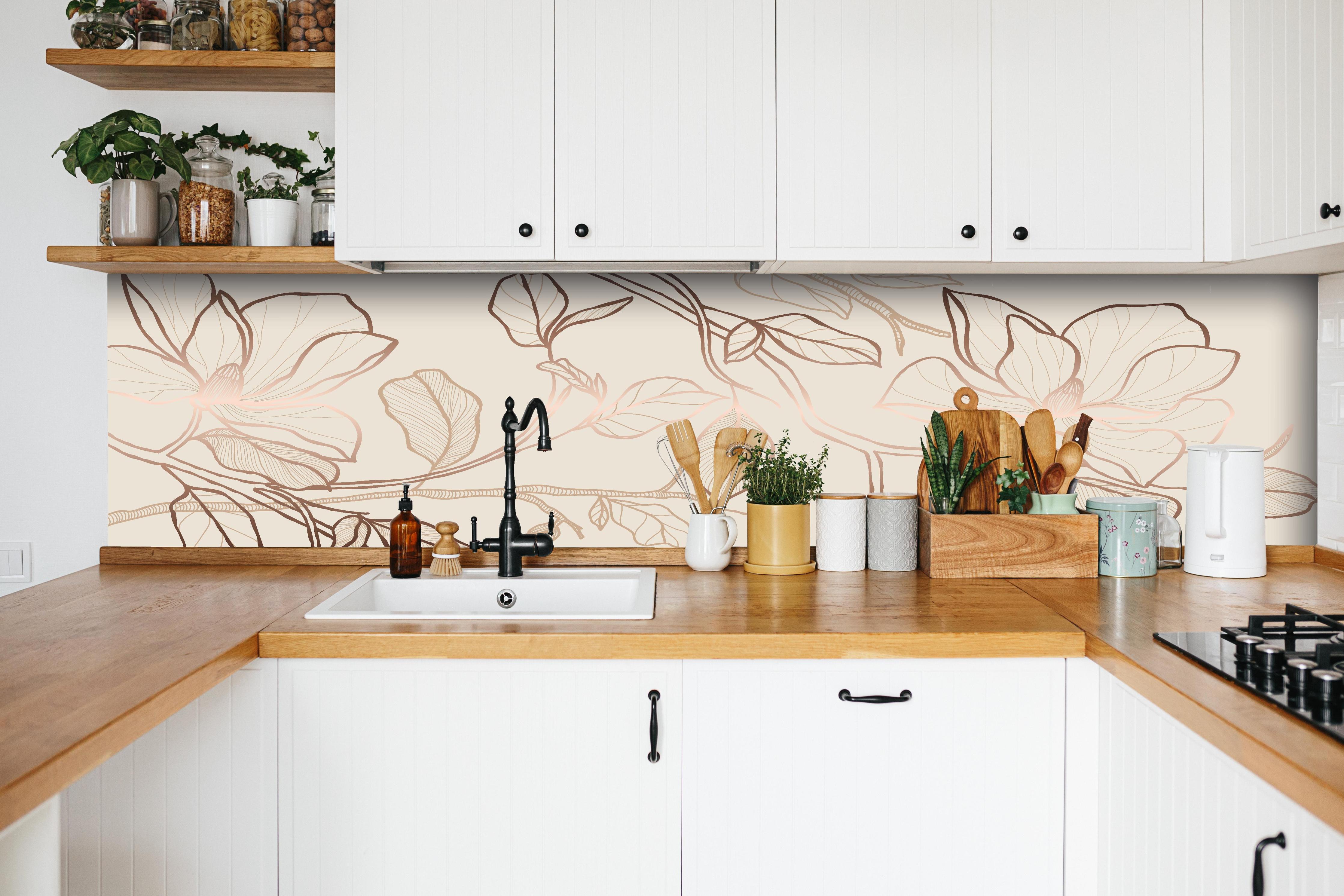Küche - Elegantes Beige-Blumen Linienkunst Design hinter weißen Hochglanz-Küchenregalen und schwarzem Wasserhahn