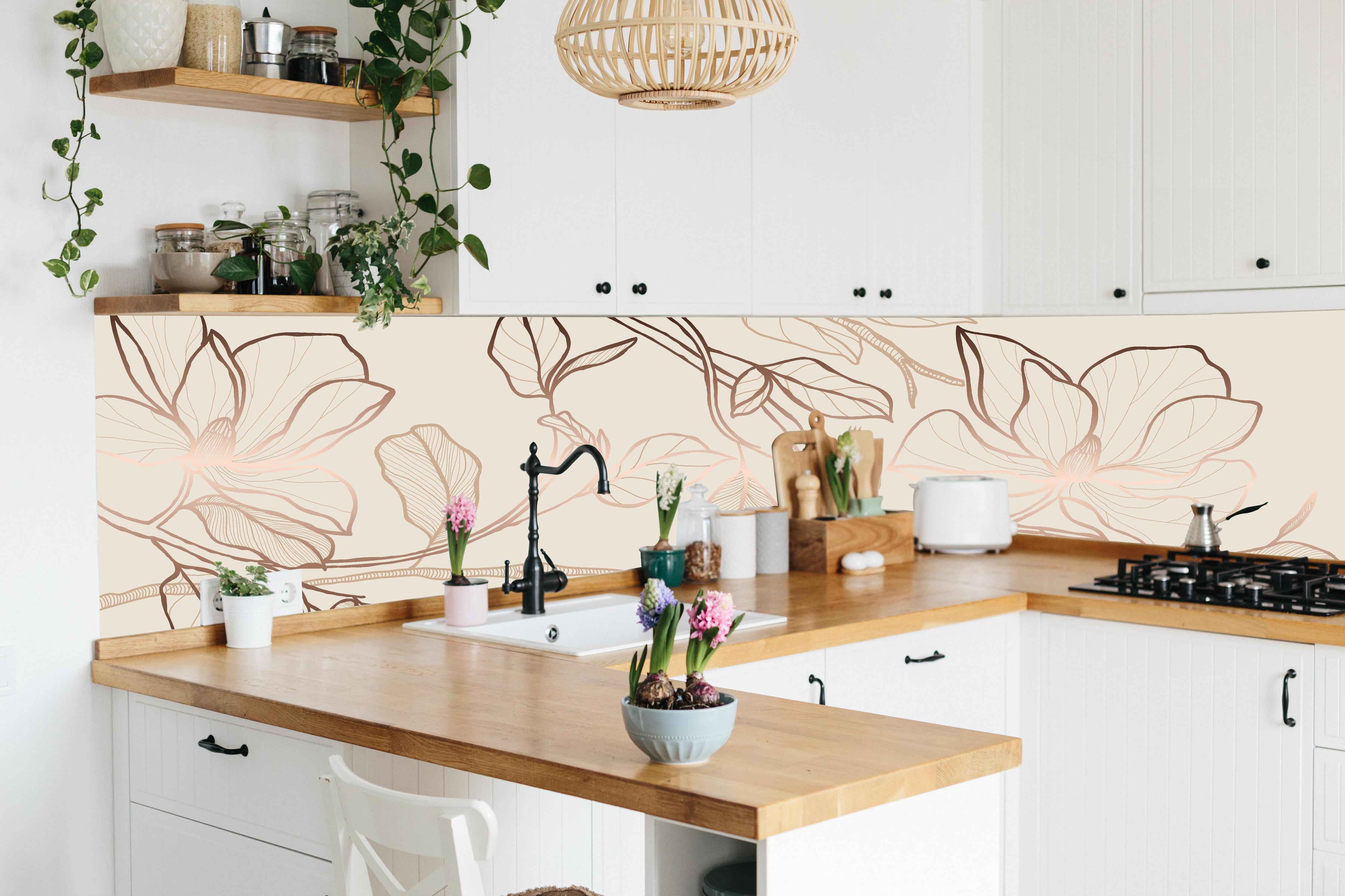 Küche - Elegantes Beige-Blumen Linienkunst Design hinter weißen Hochglanz-Küchenregalen und schwarzem Wasserhahn