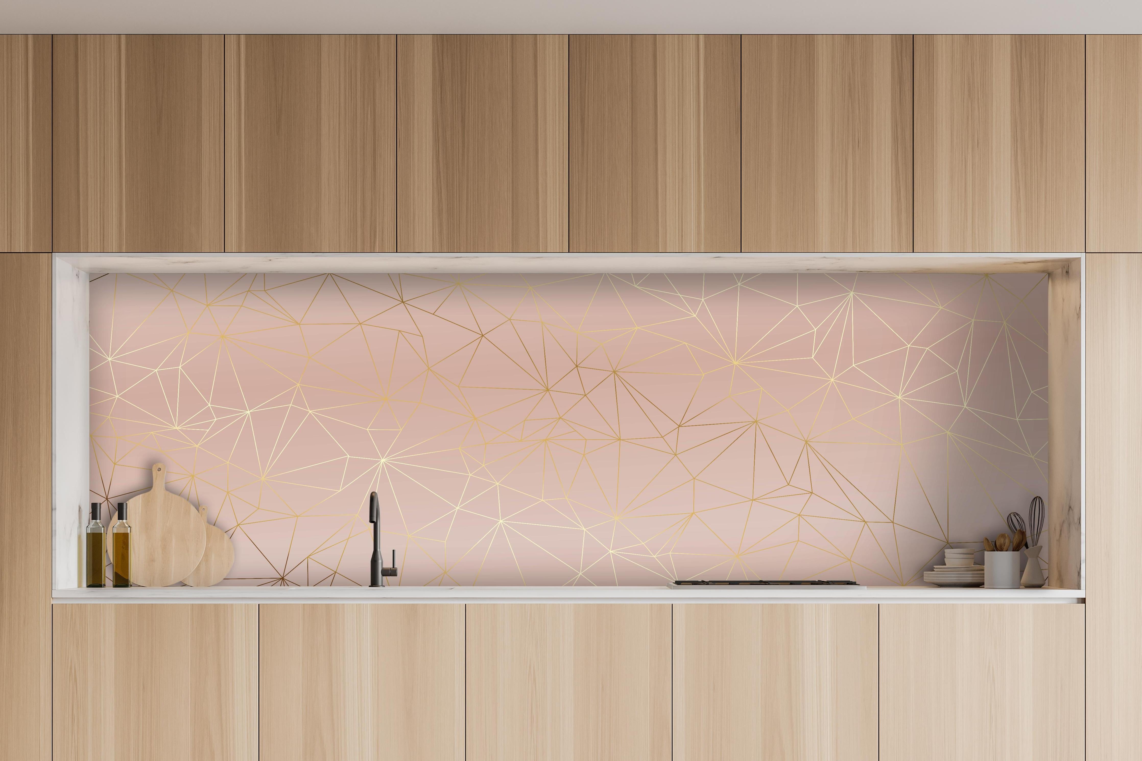 Küche - Elegantes Beige mit glänzenden goldenen Linien hinter weißen Hochglanz-Küchenregalen und schwarzem Wasserhahn