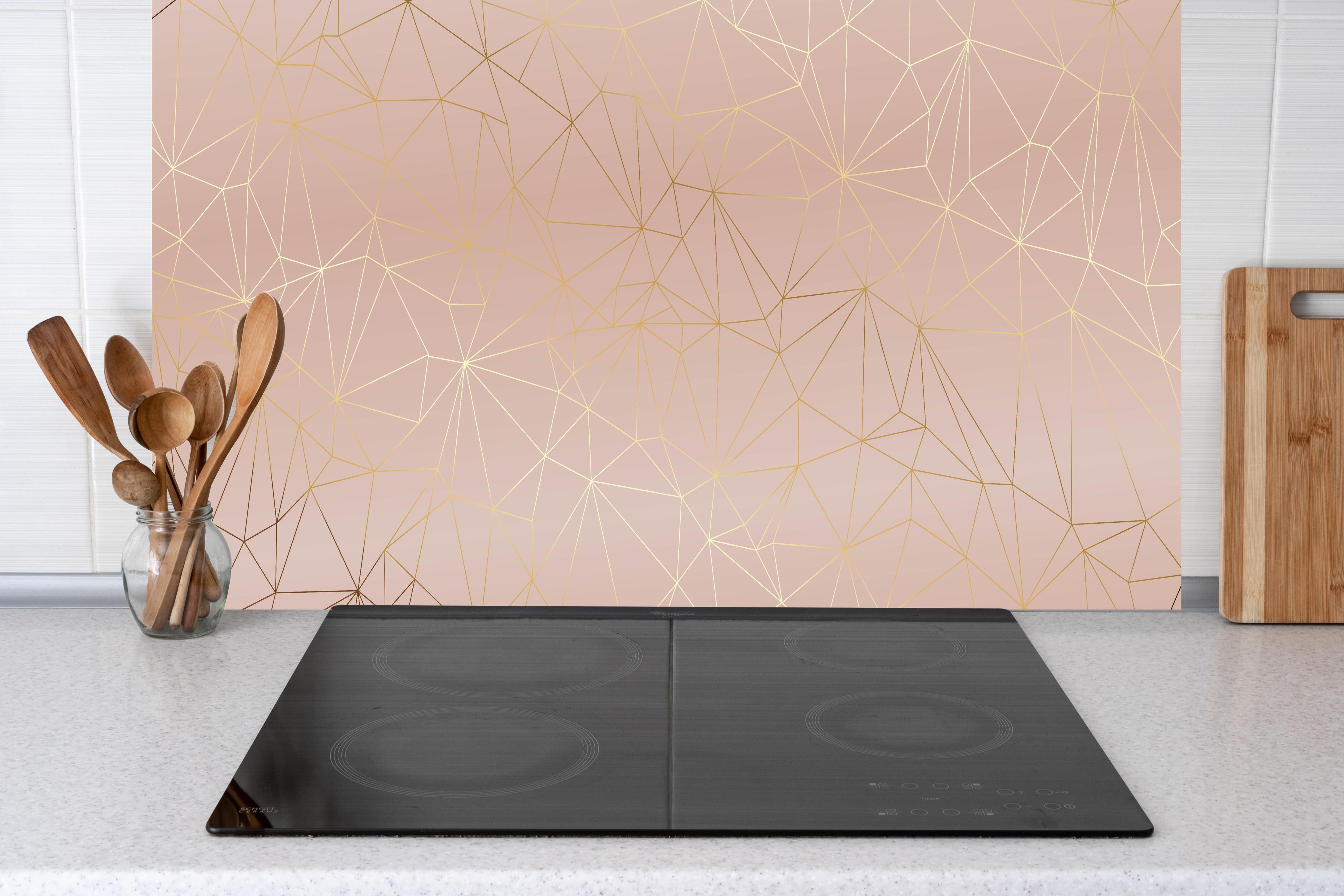 Küche - Elegantes Beige mit glänzenden goldenen Linien hinter weißen Hochglanz-Küchenregalen und schwarzem Wasserhahn