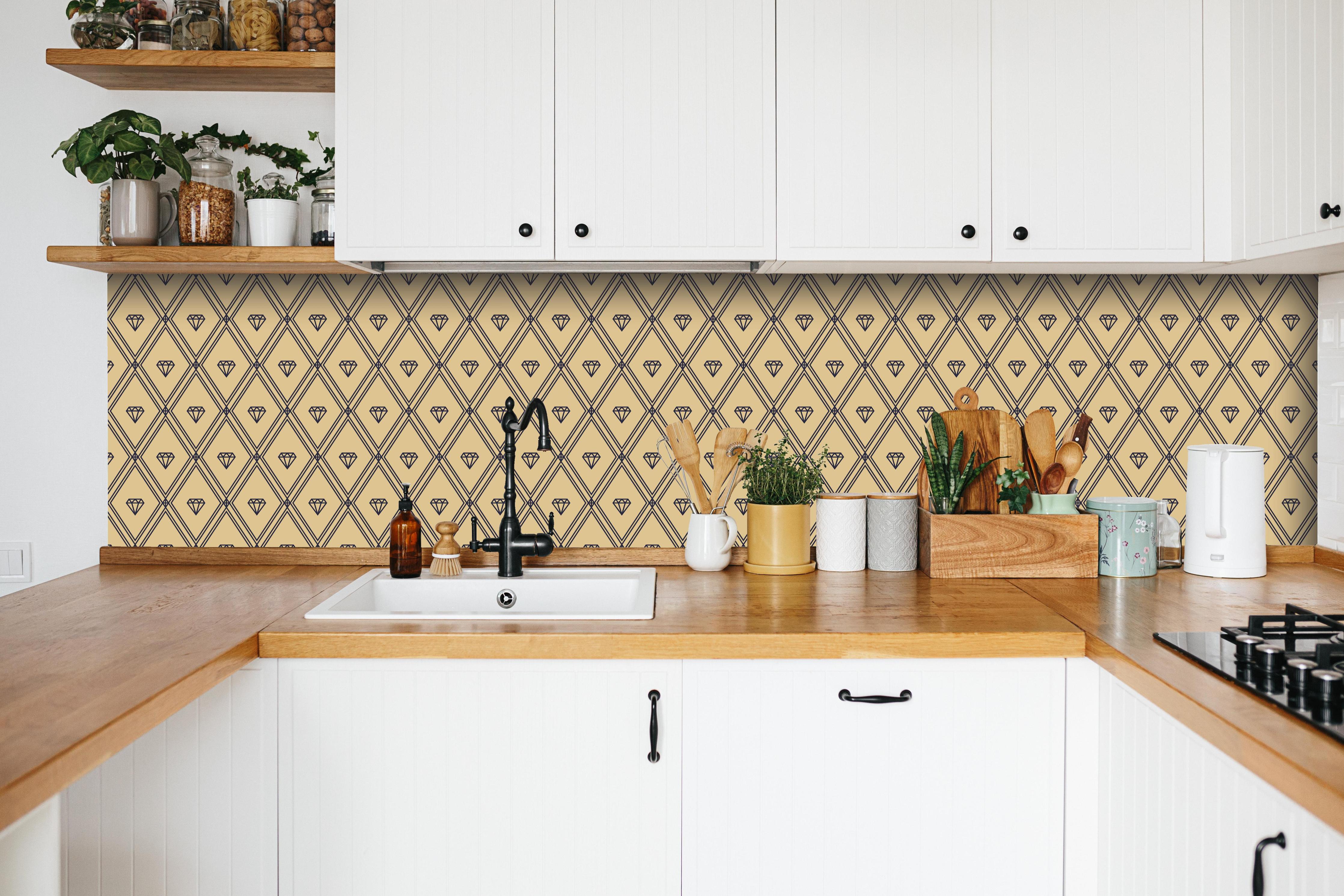 Küche - Elegantes Beige und Gelb Grafikdesign hinter weißen Hochglanz-Küchenregalen und schwarzem Wasserhahn
