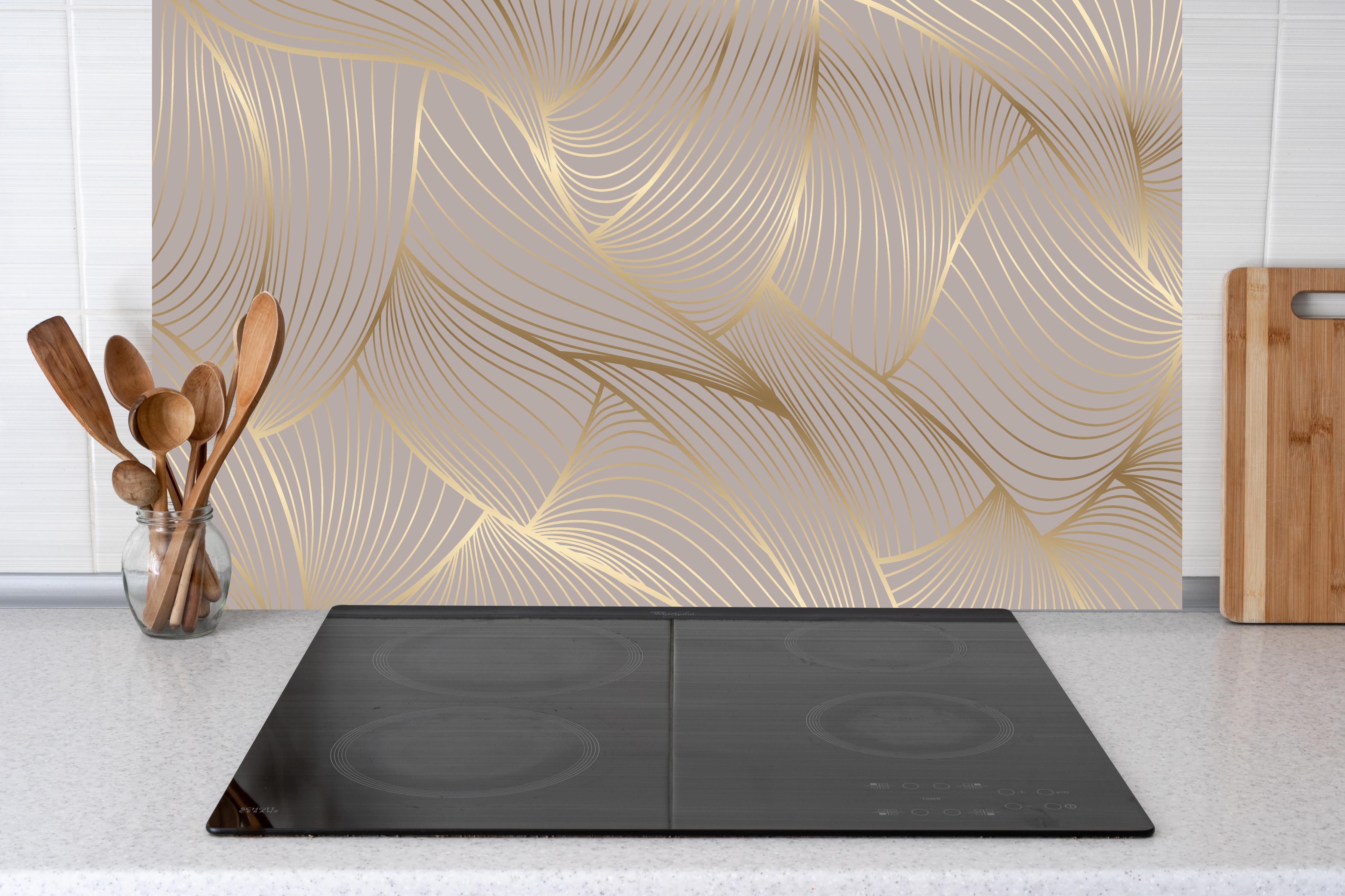 Küche - Elegantes Beige und Gold Linienmuster hinter weißen Hochglanz-Küchenregalen und schwarzem Wasserhahn