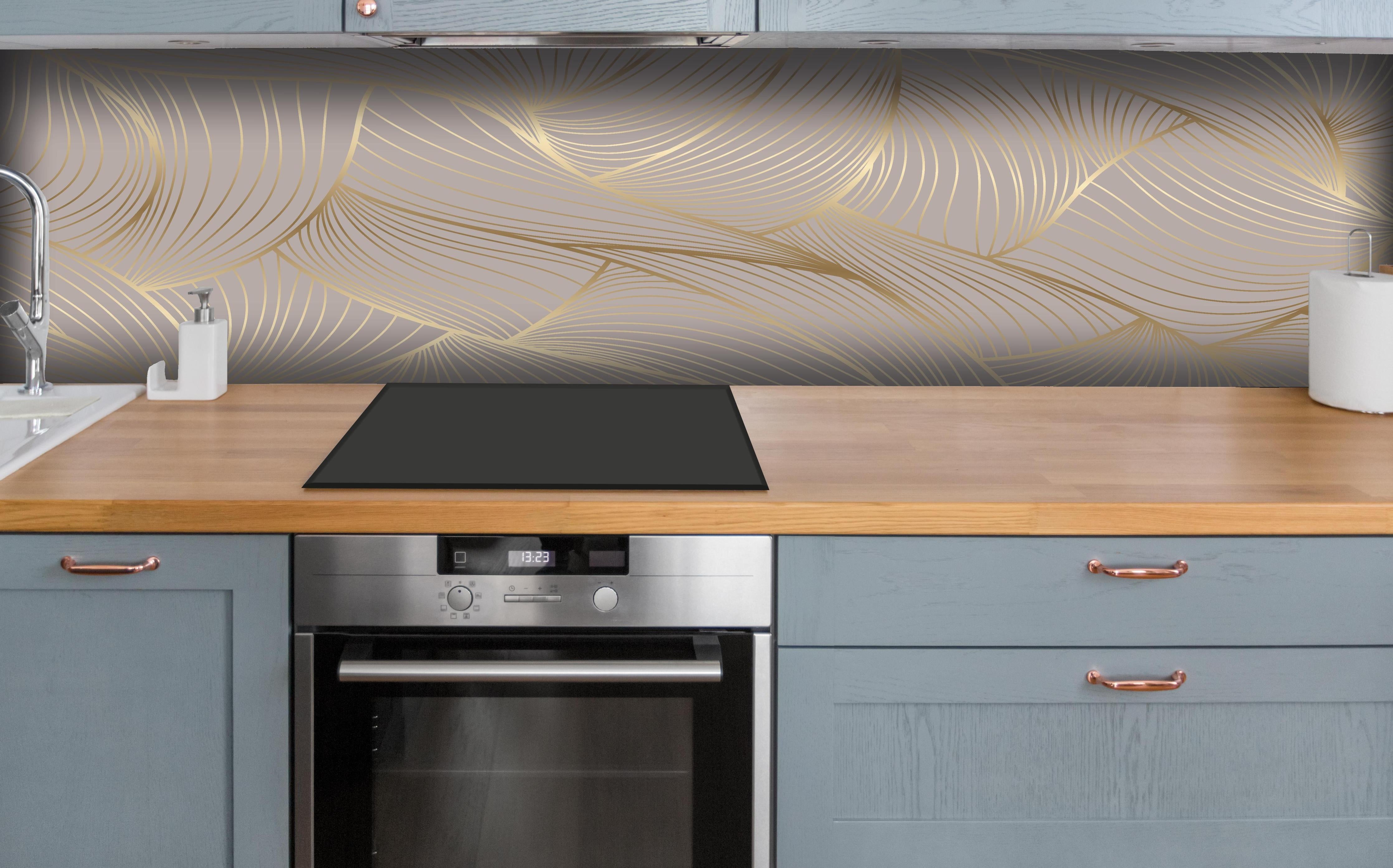 Küche - Elegantes Beige und Gold Linienmuster hinter weißen Hochglanz-Küchenregalen und schwarzem Wasserhahn