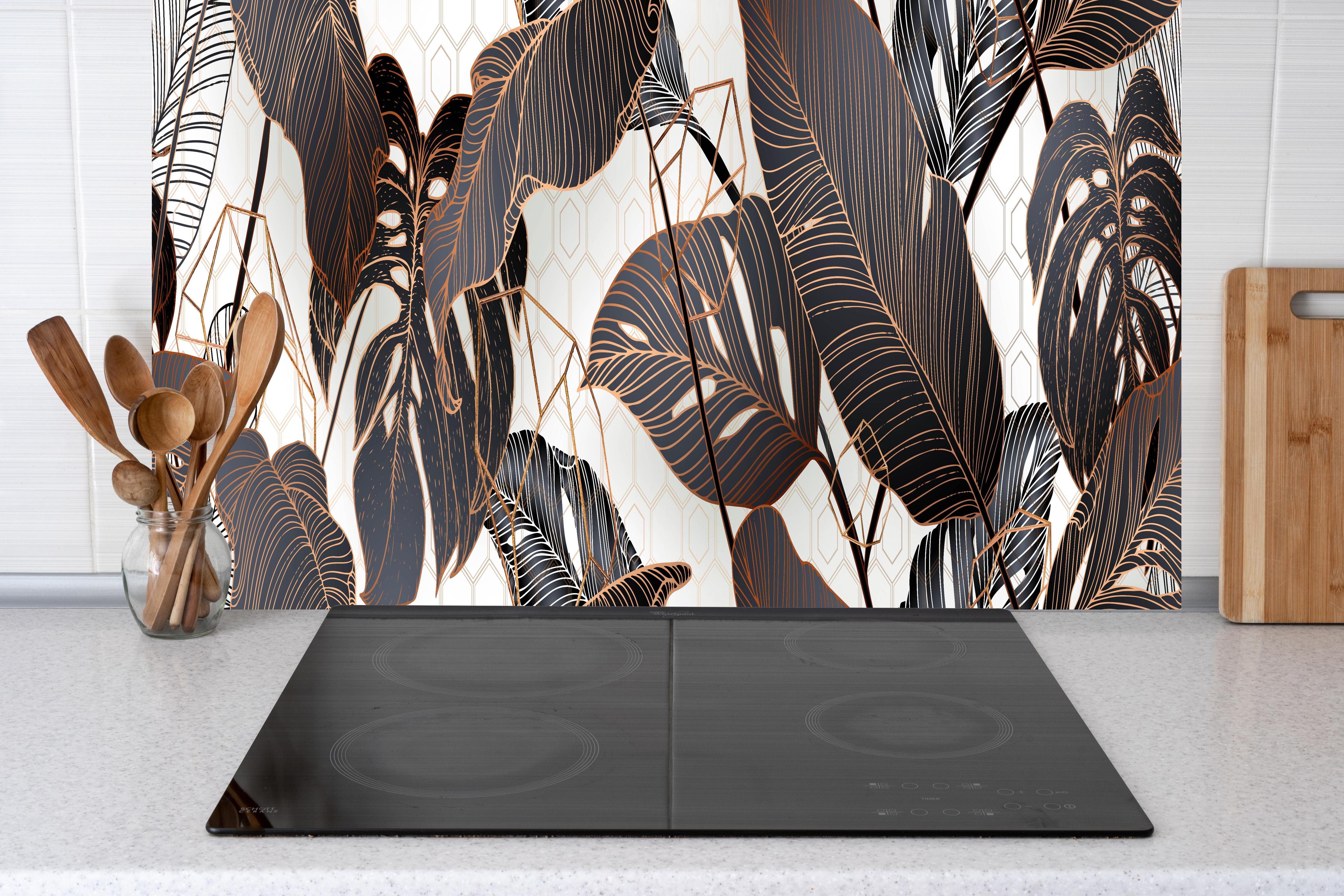 Küche - Elegantes Blättermuster in Erdtönen hinter weißen Hochglanz-Küchenregalen und schwarzem Wasserhahn