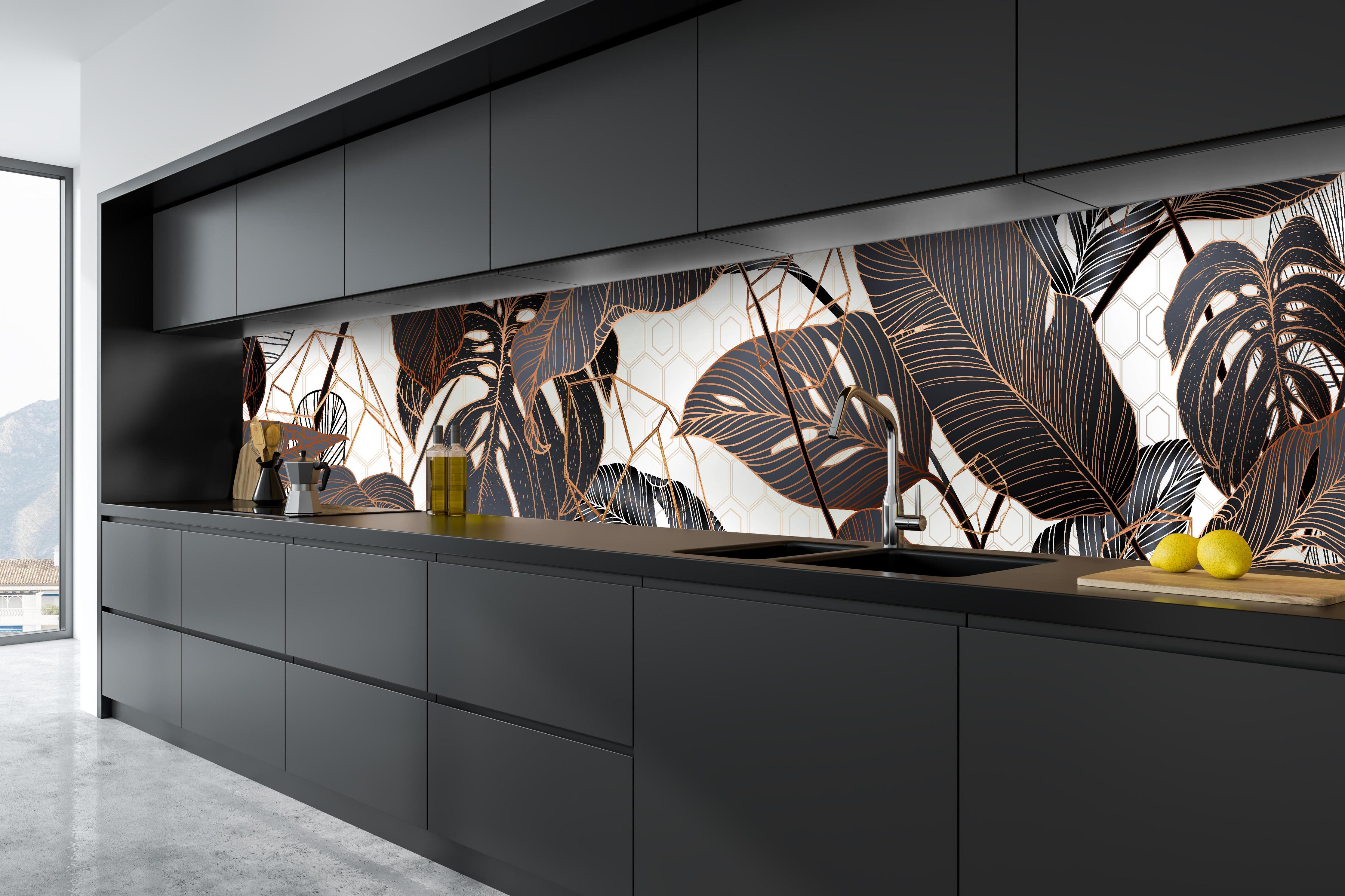 Küche - Elegantes Blättermuster in Erdtönen hinter weißen Hochglanz-Küchenregalen und schwarzem Wasserhahn